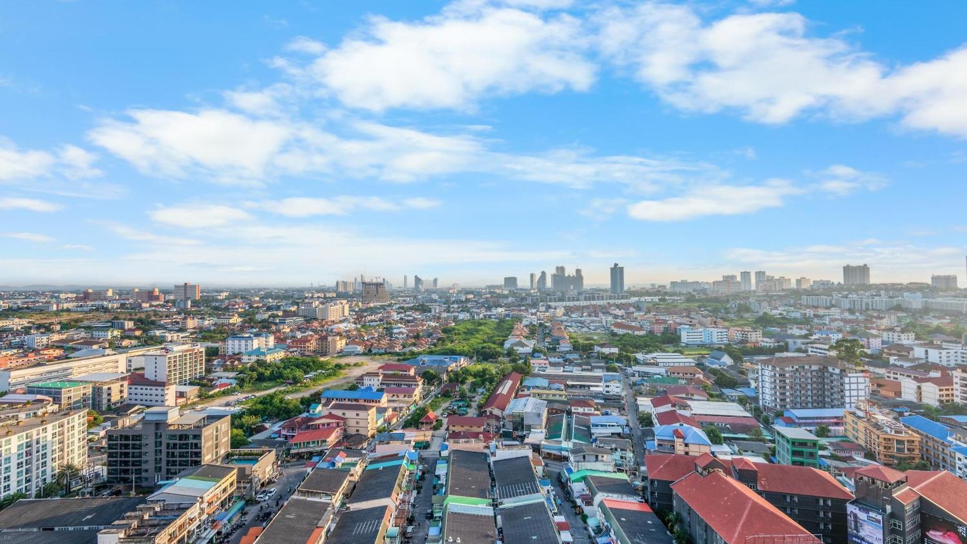 อพาร์ทเม้น Rare Panoramic Sea, & Mountain Views - Xxl Balcony - 1gbps Blazing Fast Free Wifi - Pool - Gym - Pool Table - Steam - Sauna - Bar *