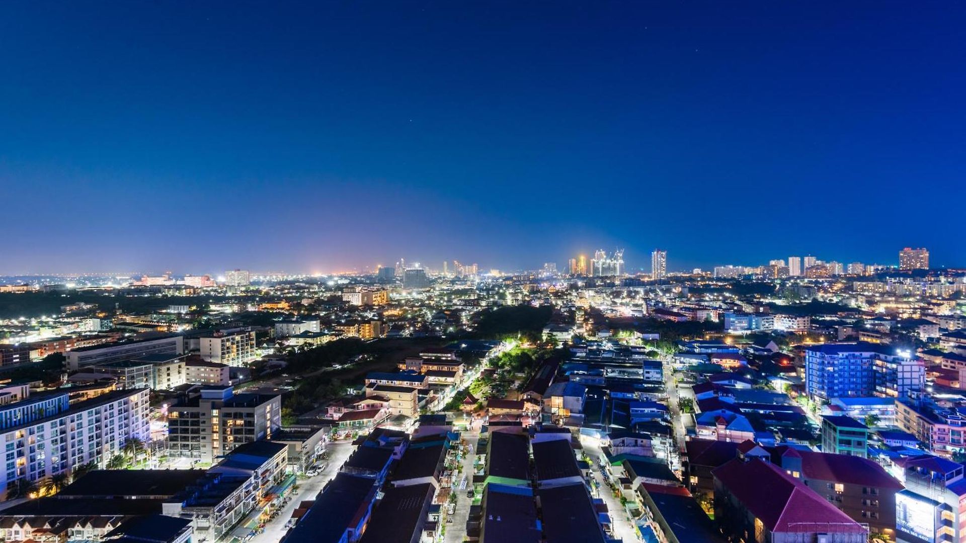 Rare Panoramic Sea, & Mountain Views - Xxl Balcony - 1gbps Blazing Fast Free Wifi - Pool - Gym - Pool Table - Steam - Sauna - Bar อพาร์ทเม้น