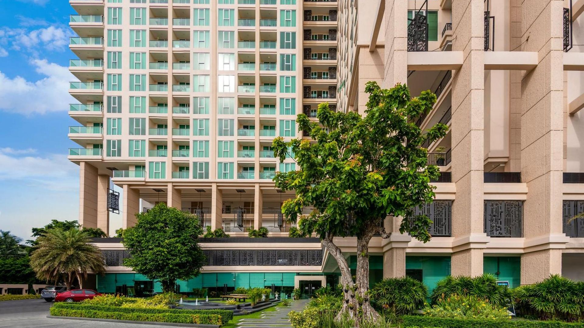 อพาร์ทเม้น Rare Panoramic Sea, & Mountain Views - Xxl Balcony - 1gbps Blazing Fast Free Wifi - Pool - Gym - Pool Table - Steam - Sauna - Bar