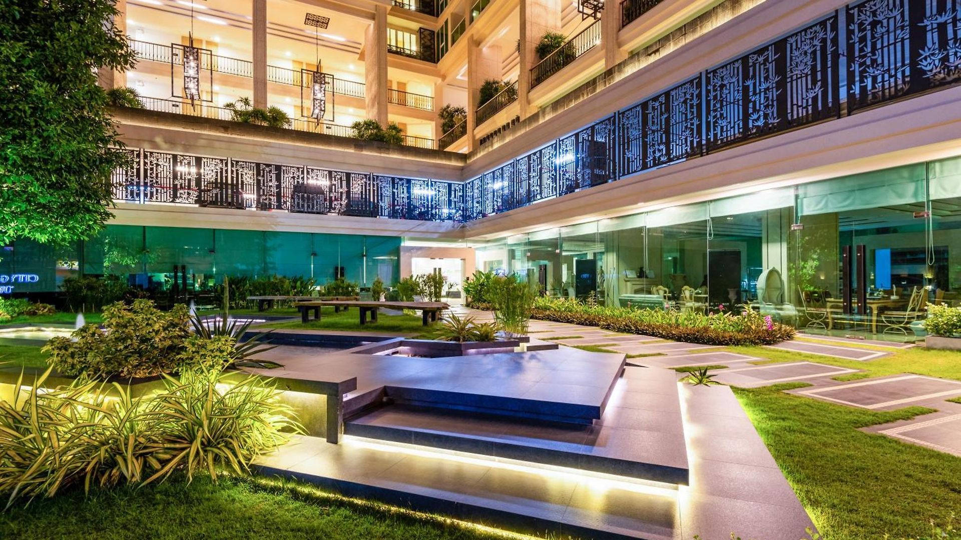 Rare Panoramic Sea, & Mountain Views - Xxl Balcony - 1gbps Blazing Fast Free Wifi - Pool - Gym - Pool Table - Steam - Sauna - Bar *