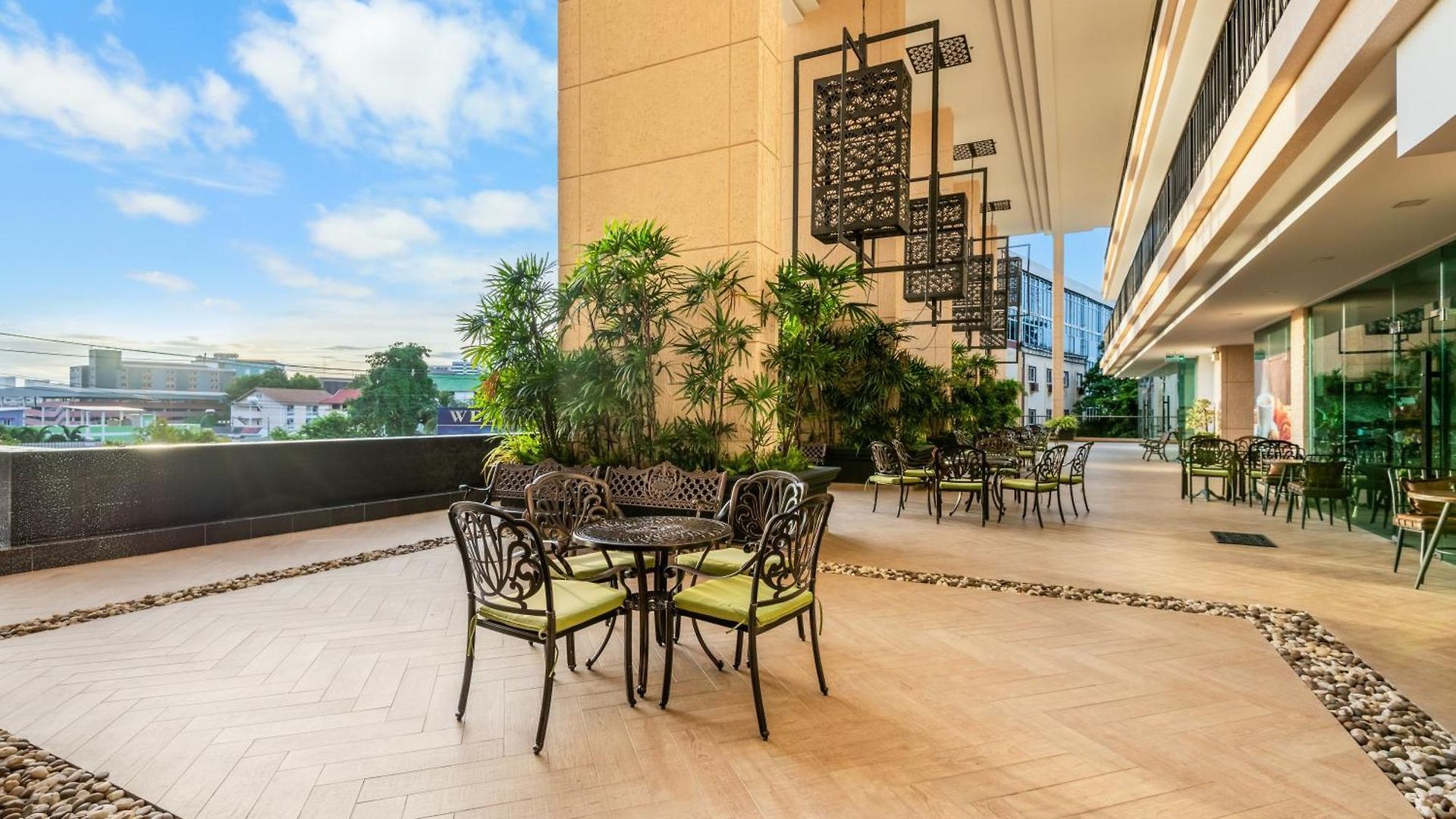 Rare Panoramic Sea, & Mountain Views - Xxl Balcony - 1gbps Blazing Fast Free Wifi - Pool - Gym - Pool Table - Steam - Sauna - Bar * Pattaya