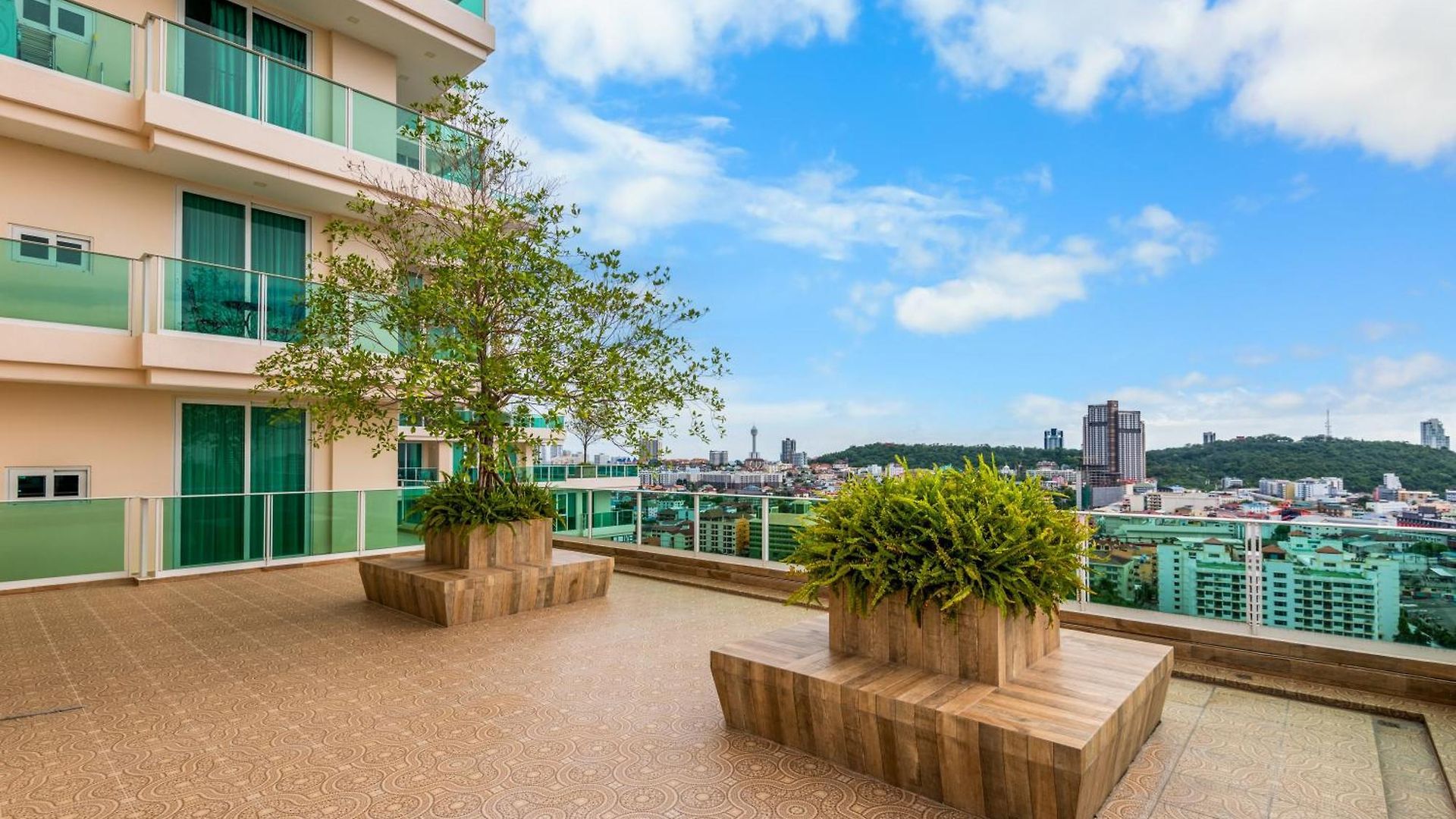 Rare Panoramic Sea, & Mountain Views - Xxl Balcony - 1gbps Blazing Fast Free Wifi - Pool - Gym - Pool Table - Steam - Sauna - Bar อพาร์ทเม้น *