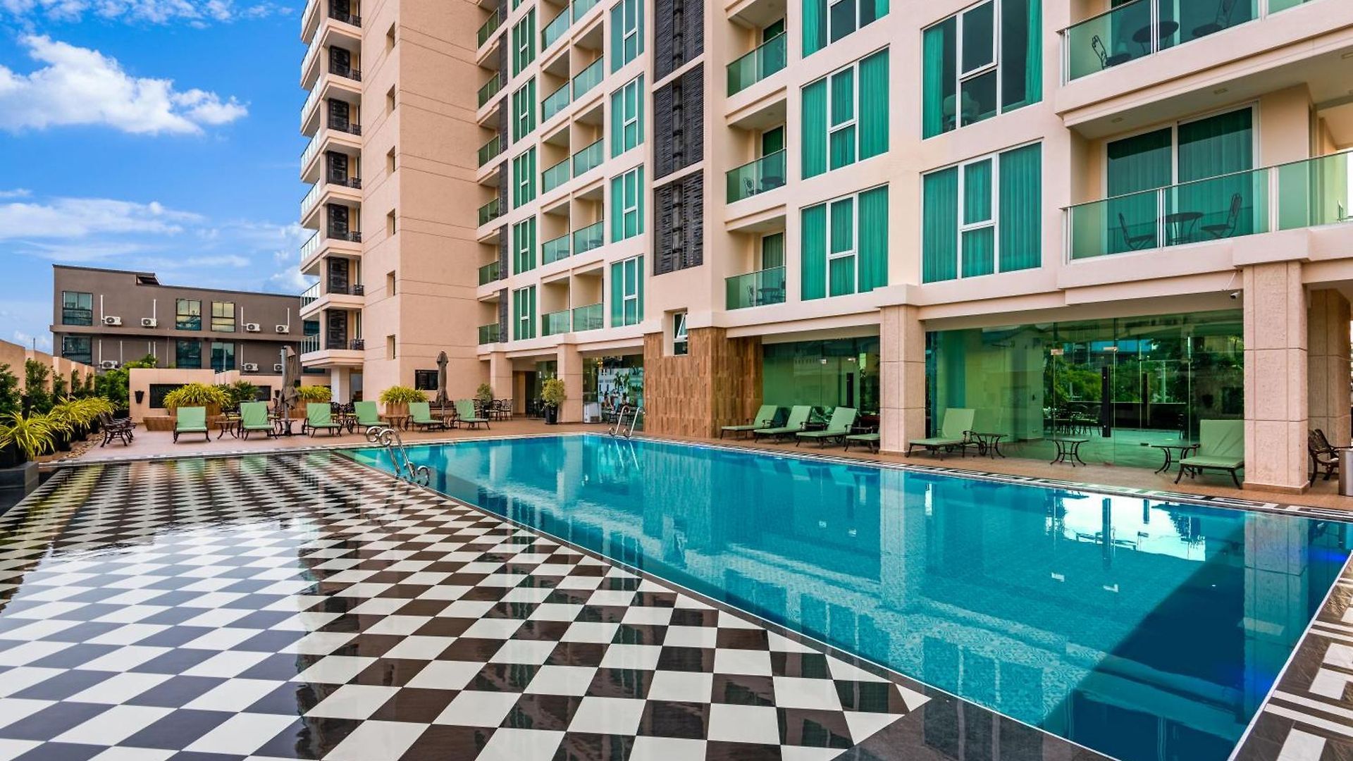 Rare Panoramic Sea, & Mountain Views - Xxl Balcony - 1gbps Blazing Fast Free Wifi - Pool - Gym - Pool Table - Steam - Sauna - Bar * Pattaya