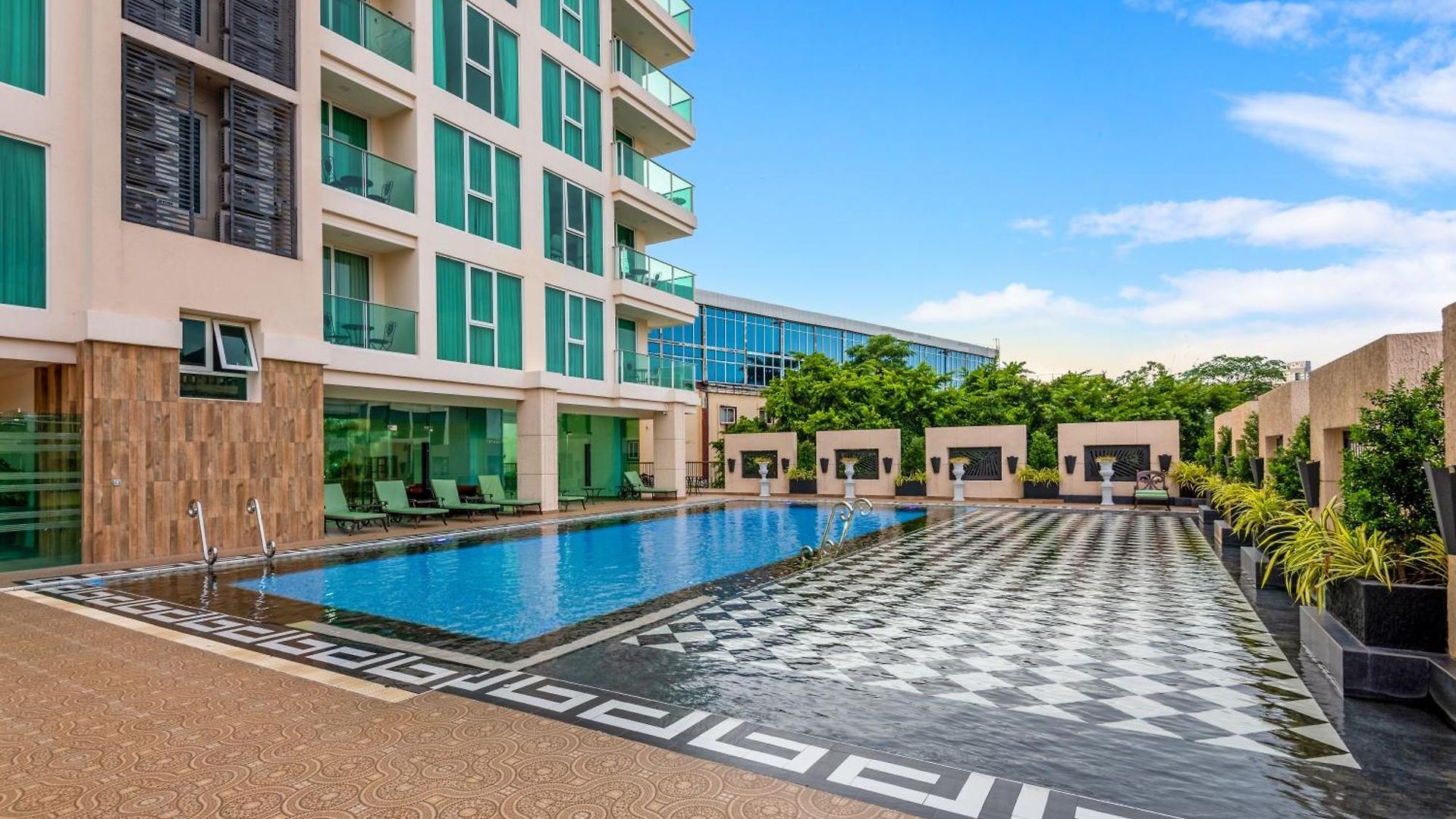อพาร์ทเม้น Rare Panoramic Sea, & Mountain Views - Xxl Balcony - 1gbps Blazing Fast Free Wifi - Pool - Gym - Pool Table - Steam - Sauna - Bar *