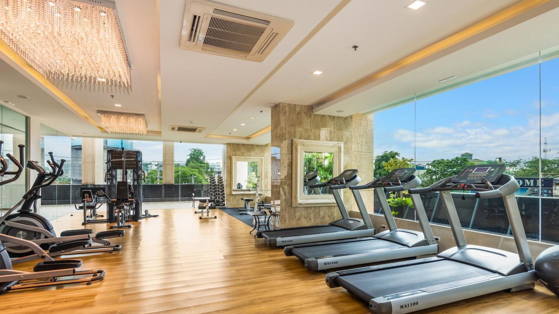 Rare Panoramic Sea, & Mountain Views - Xxl Balcony - 1gbps Blazing Fast Free Wifi - Pool - Gym - Pool Table - Steam - Sauna - Bar อพาร์ทเม้น Pattaya