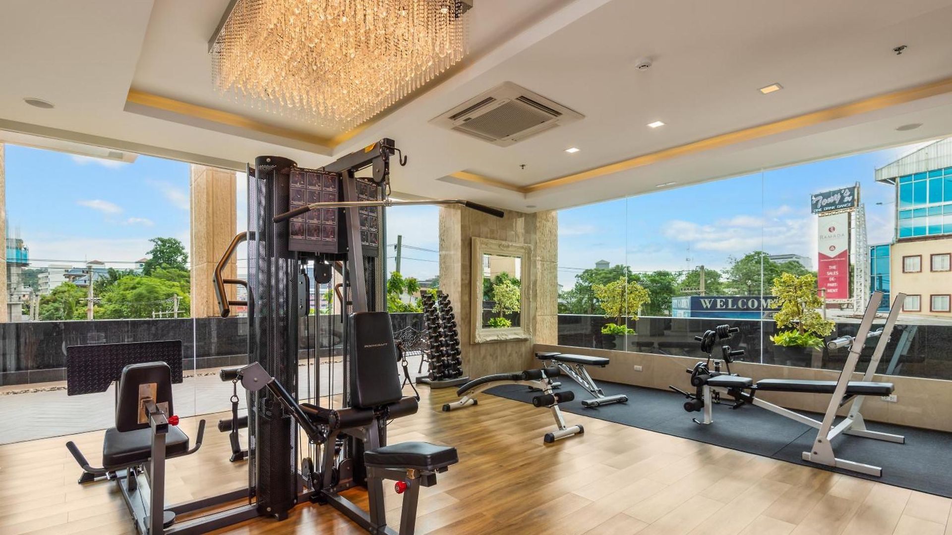 Rare Panoramic Sea, & Mountain Views - Xxl Balcony - 1gbps Blazing Fast Free Wifi - Pool - Gym - Pool Table - Steam - Sauna - Bar * Pattaya