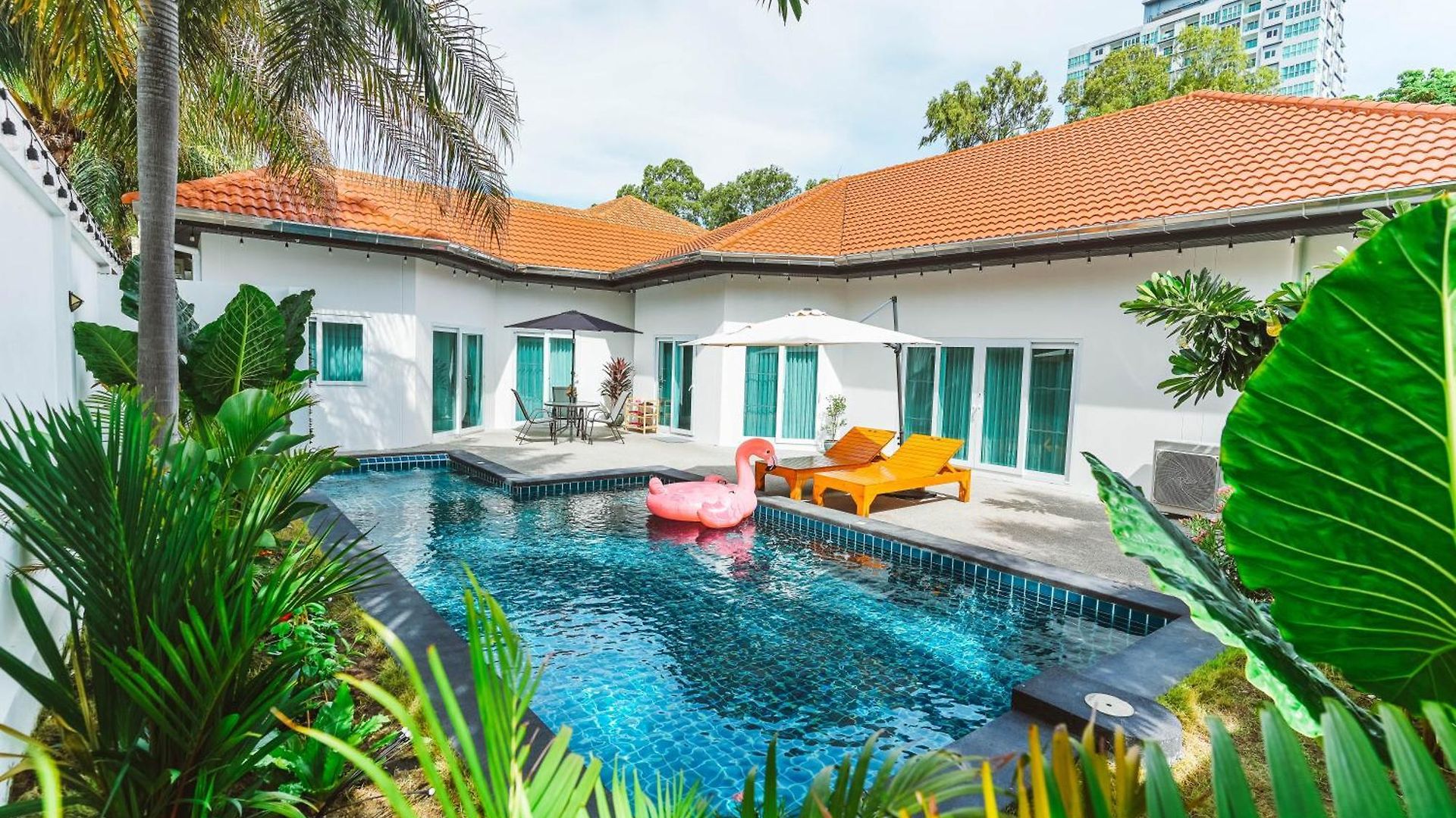 Villa H1市中心稀有的直达私家海滩的现代豪华泳池别墅h *