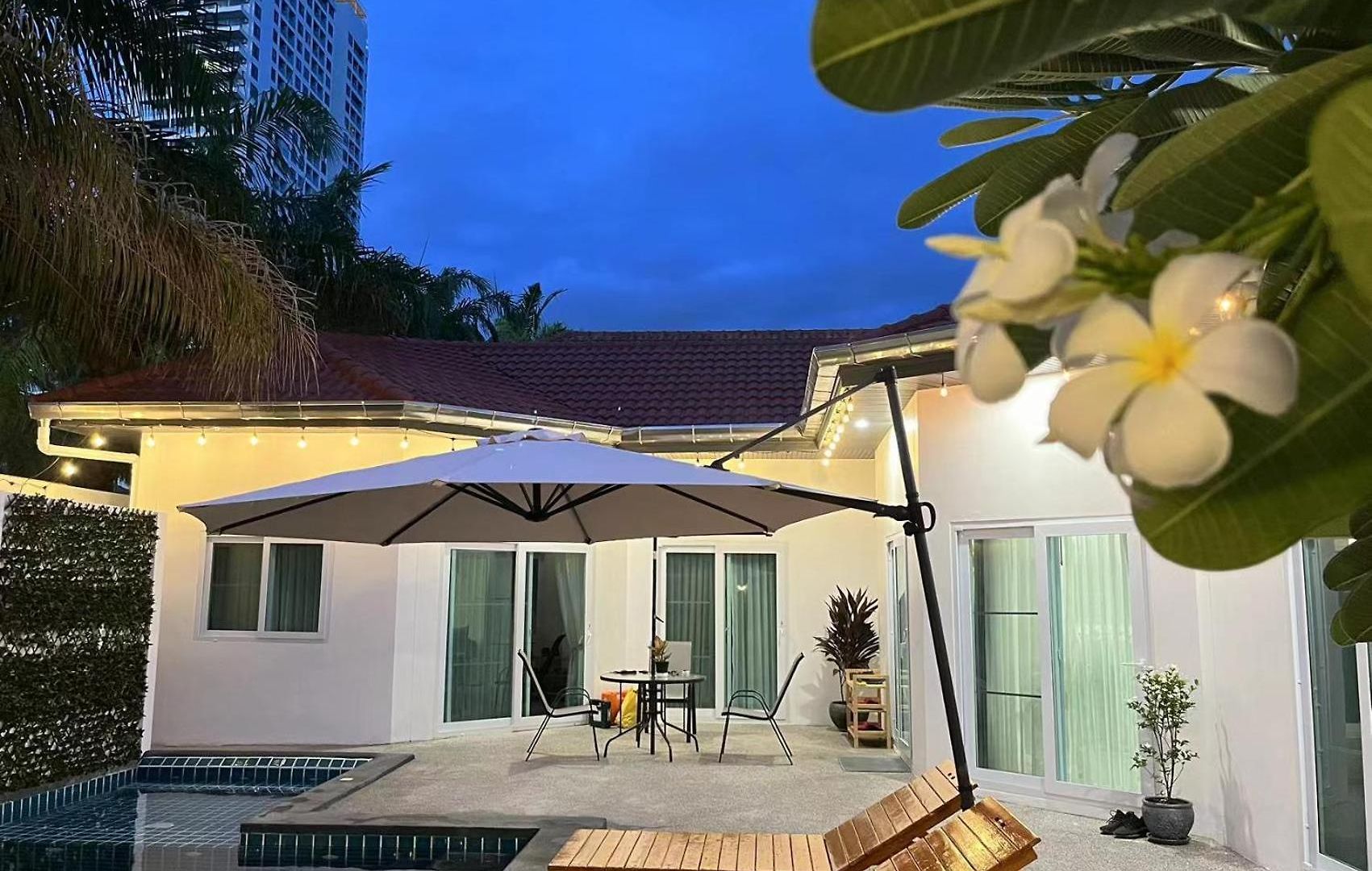 H1市中心稀有的直达私家海滩的现代豪华泳池别墅h Villa
