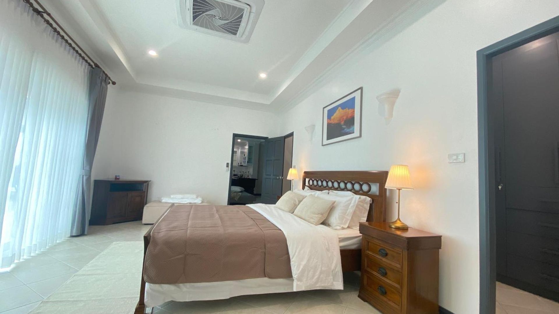 H1市中心稀有的直达私家海滩的现代豪华泳池别墅h Pattaya
