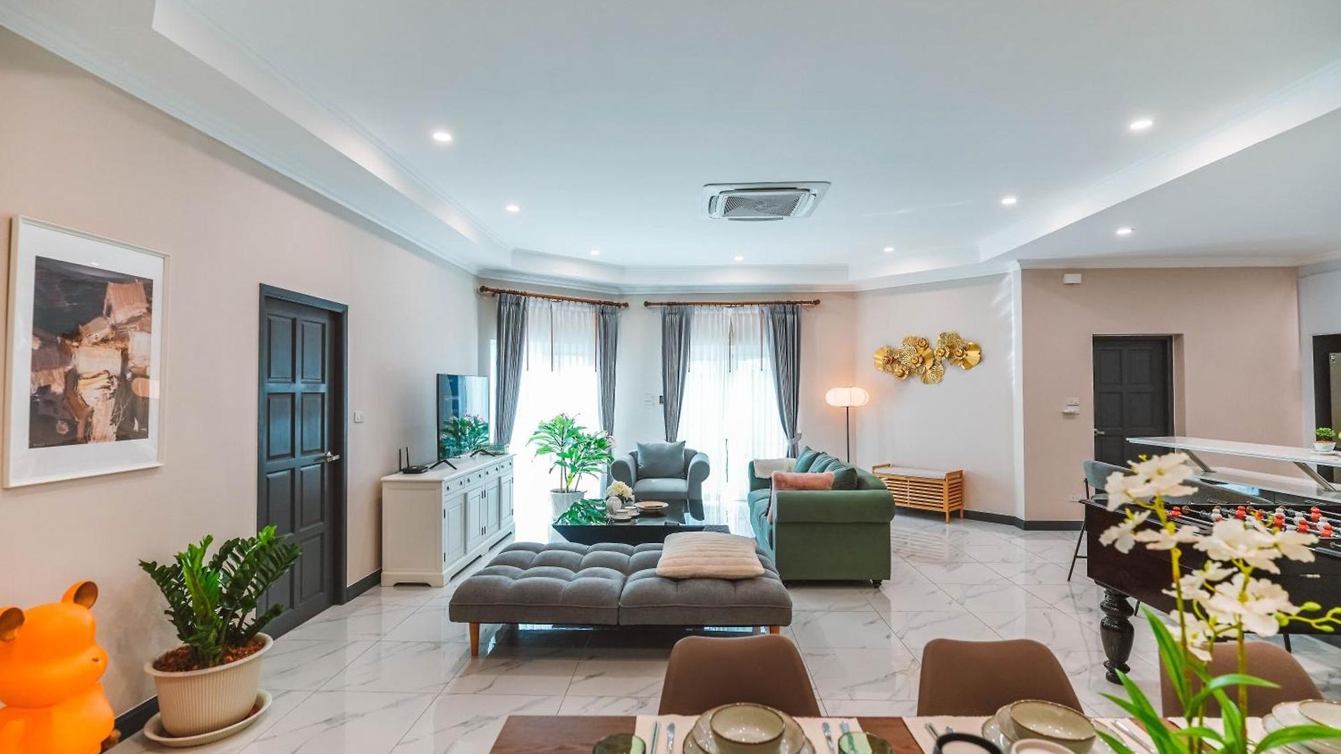 H1市中心稀有的直达私家海滩的现代豪华泳池别墅h Villa *