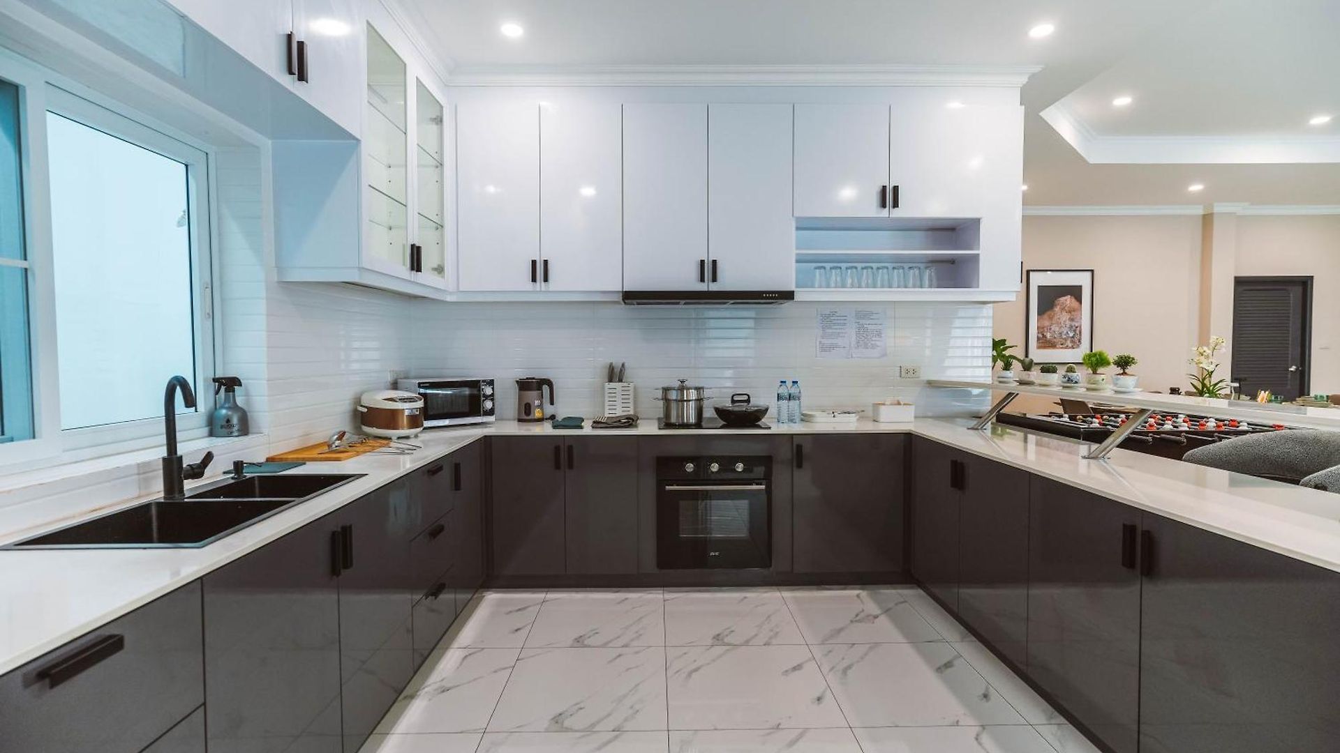 Villa H1市中心稀有的直达私家海滩的现代豪华泳池别墅h Pattaya