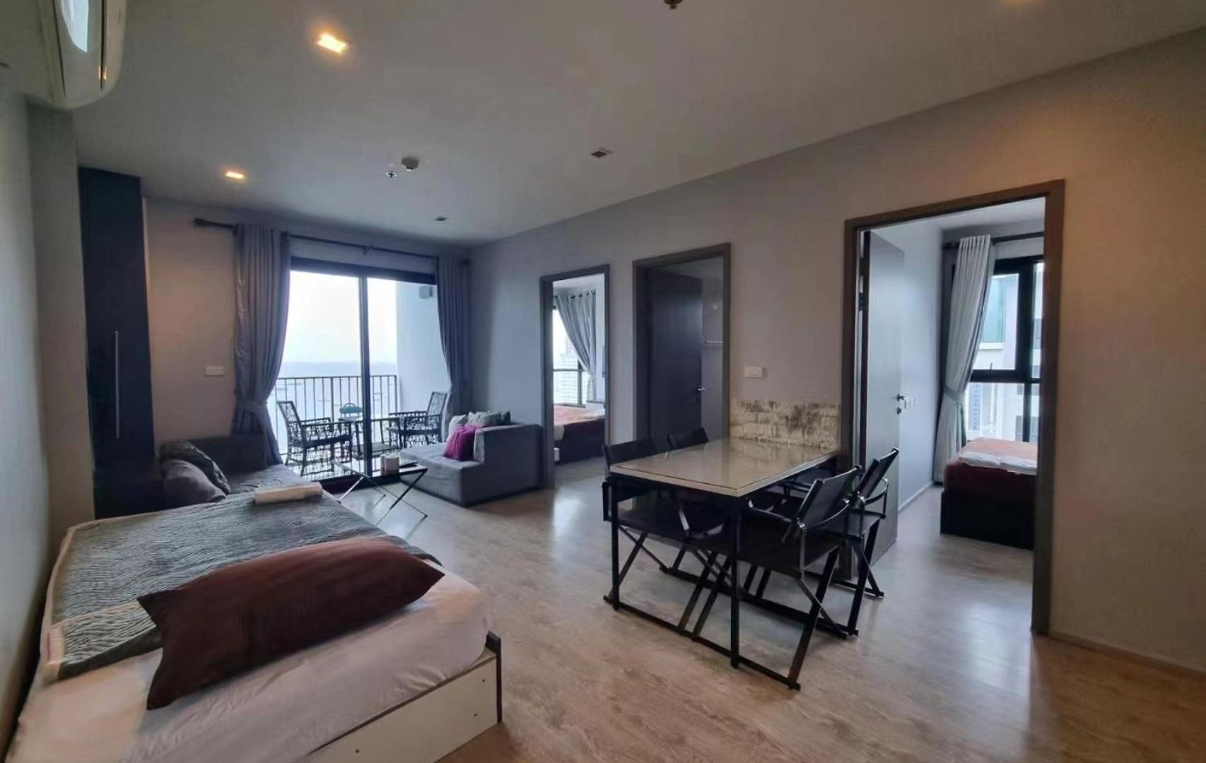 The Base海景网红顶层无边泳池 双卧室套房 อพาร์ทเม้น Pattaya