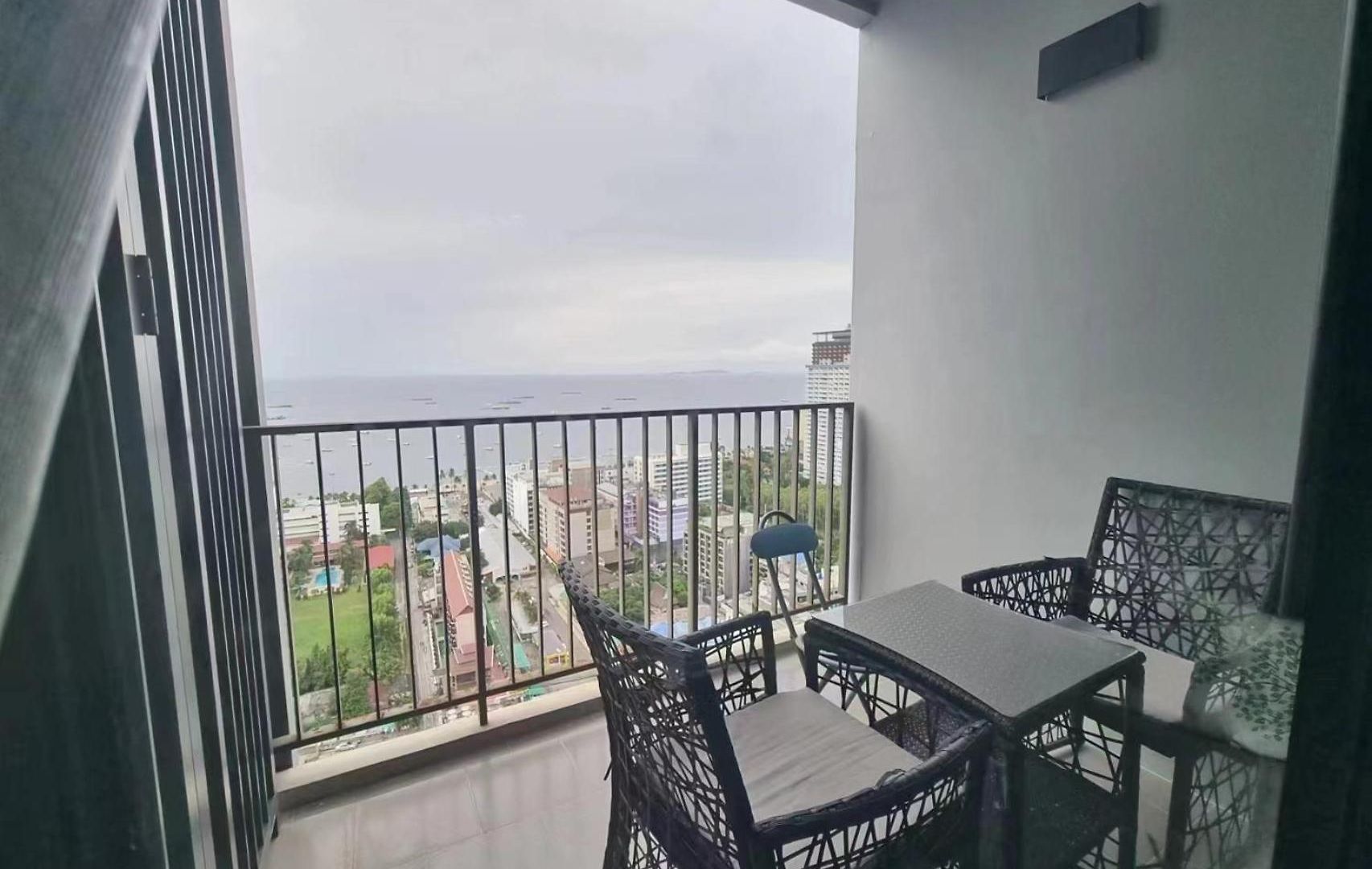 อพาร์ทเม้น The Base海景网红顶层无边泳池 双卧室套房 Pattaya
