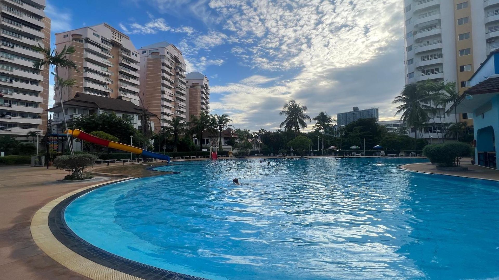 芭提雅中天维塔拉奢华黄金风格酒店公寓中天汽车站旁边 Pattaya