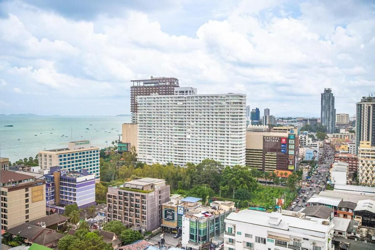 芭提雅edge极致高端景观房-海景城景巨大顶楼泳池-健身房按摩房乒乓球室花园餐厅 Apartment