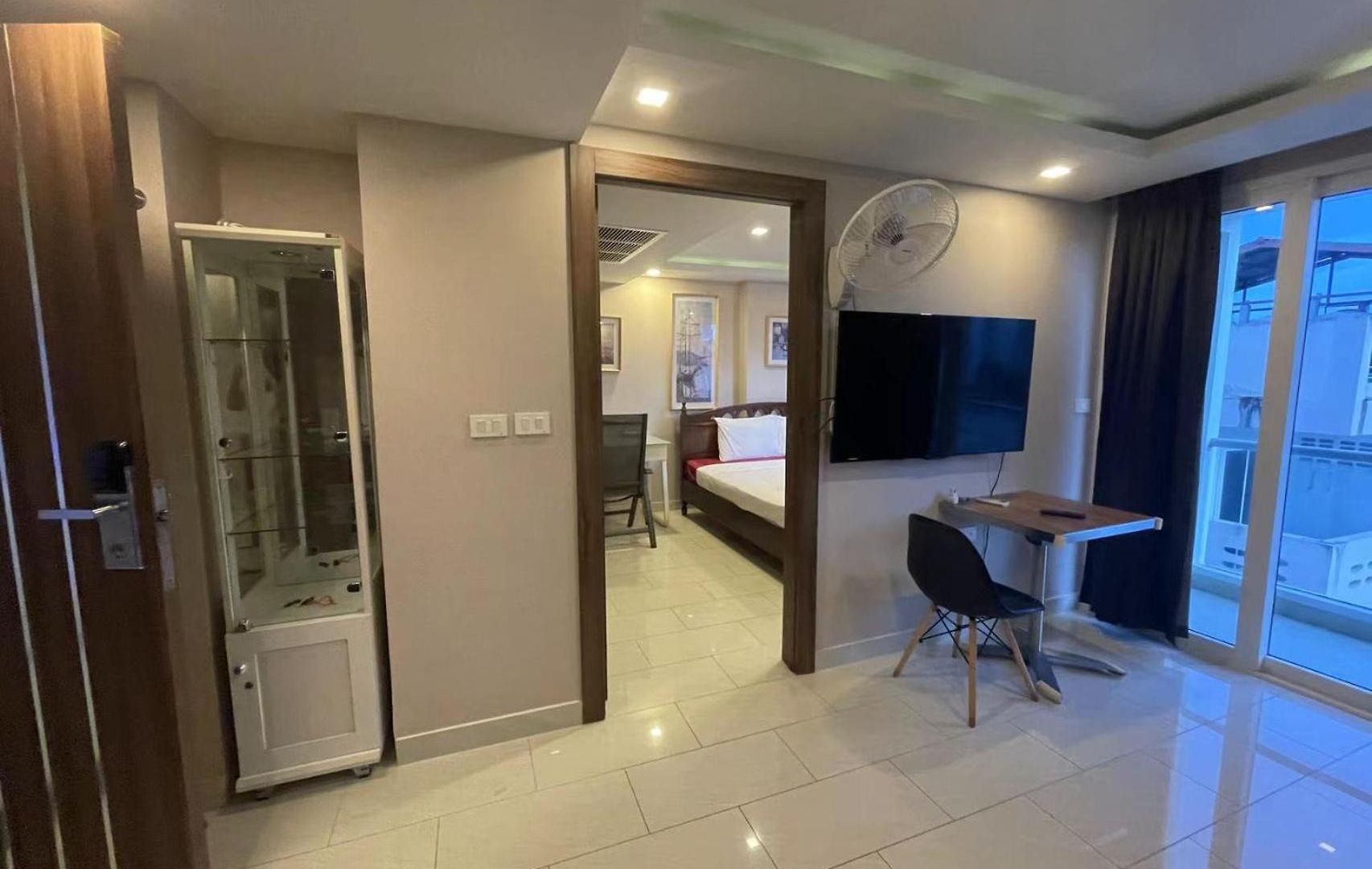 林荫大道公寓grand Avenue Codon 超大泳池 素质极高的公寓 อพาร์ทเม้น Pattaya