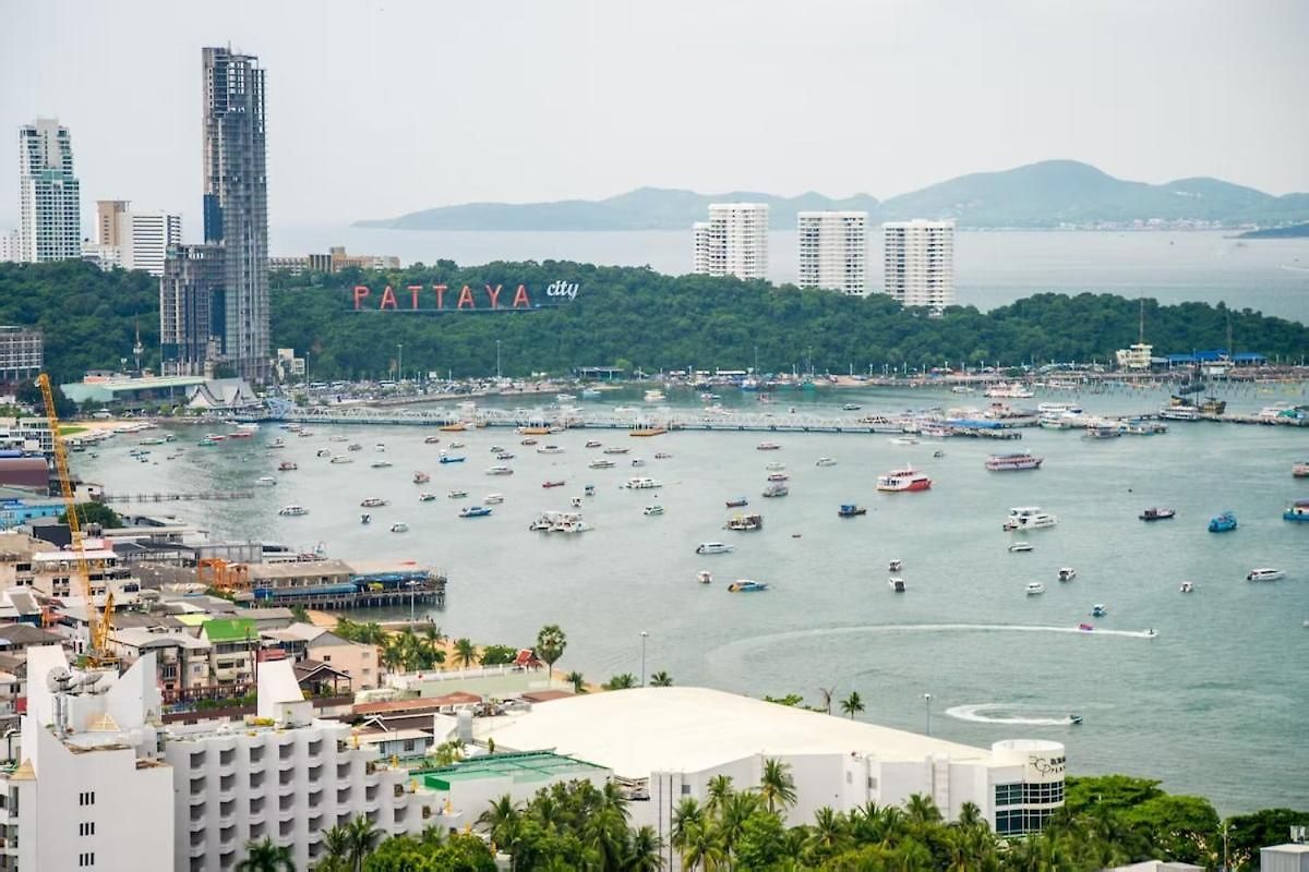 芭提雅edge极致高端景观房-海景城景巨大顶楼泳池-健身房按摩房乒乓球室花园餐厅 Apartment