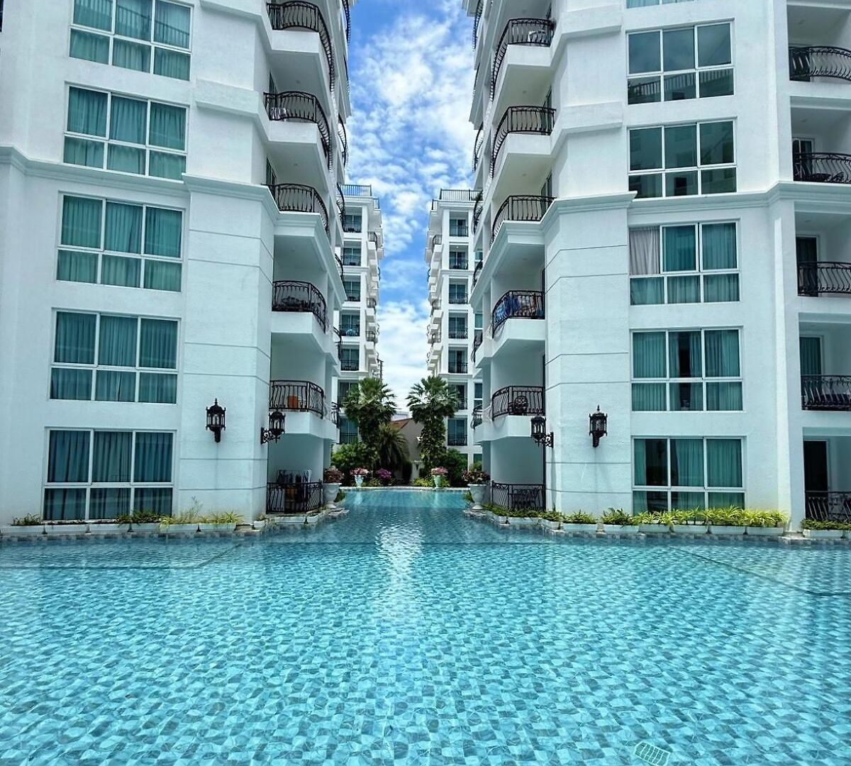 Apartment 芭提雅市中心高端泳池花园公寓 椰子树下步行街旁 Pattaya