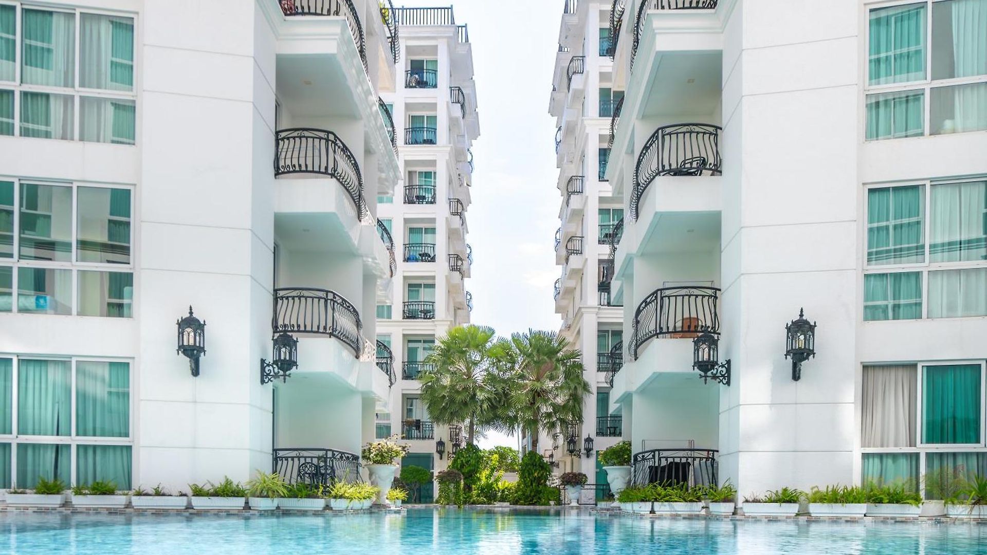 芭提雅市中心高端泳池花园公寓 椰子树下步行街旁 Apartment Pattaya