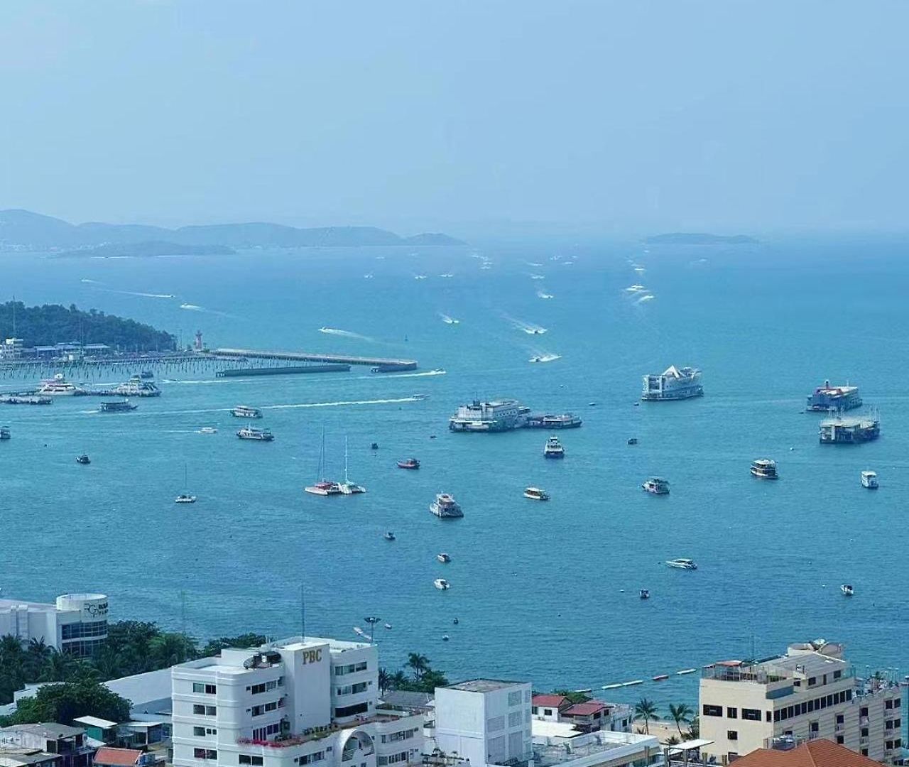The Base市中心网红超大泳池 高速网络 Pattaya