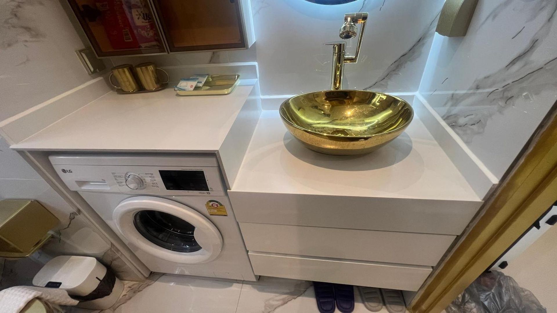 芭提雅中天维塔拉奢华黄金风格酒店公寓中天汽车站旁边 อพาร์ทเม้น