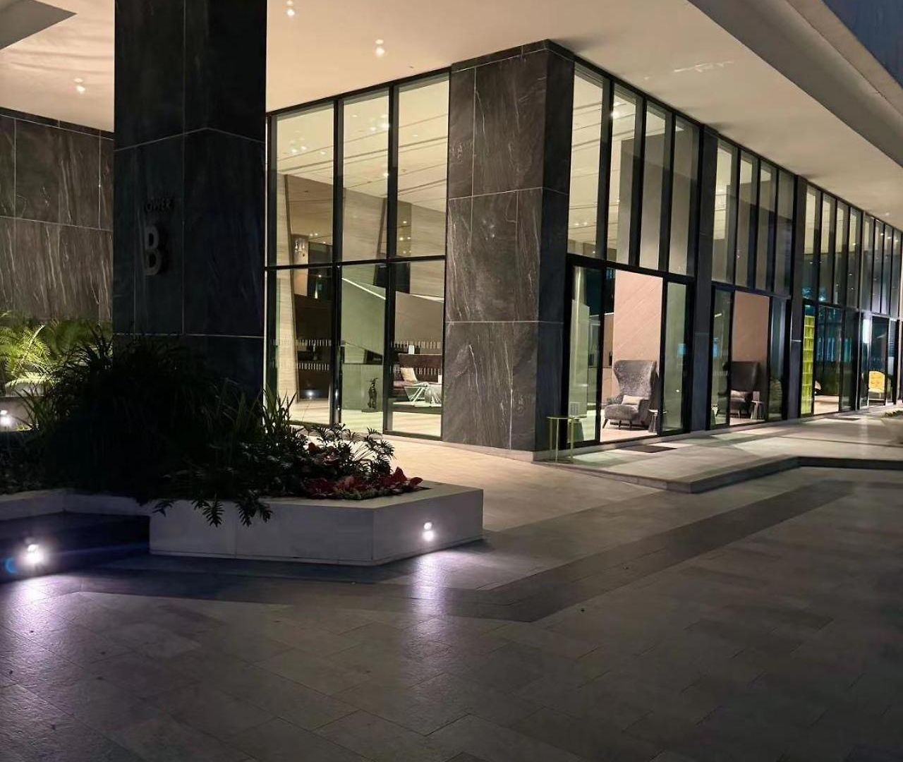 Apartment The Base市中心网红超大泳池 高速网络 *