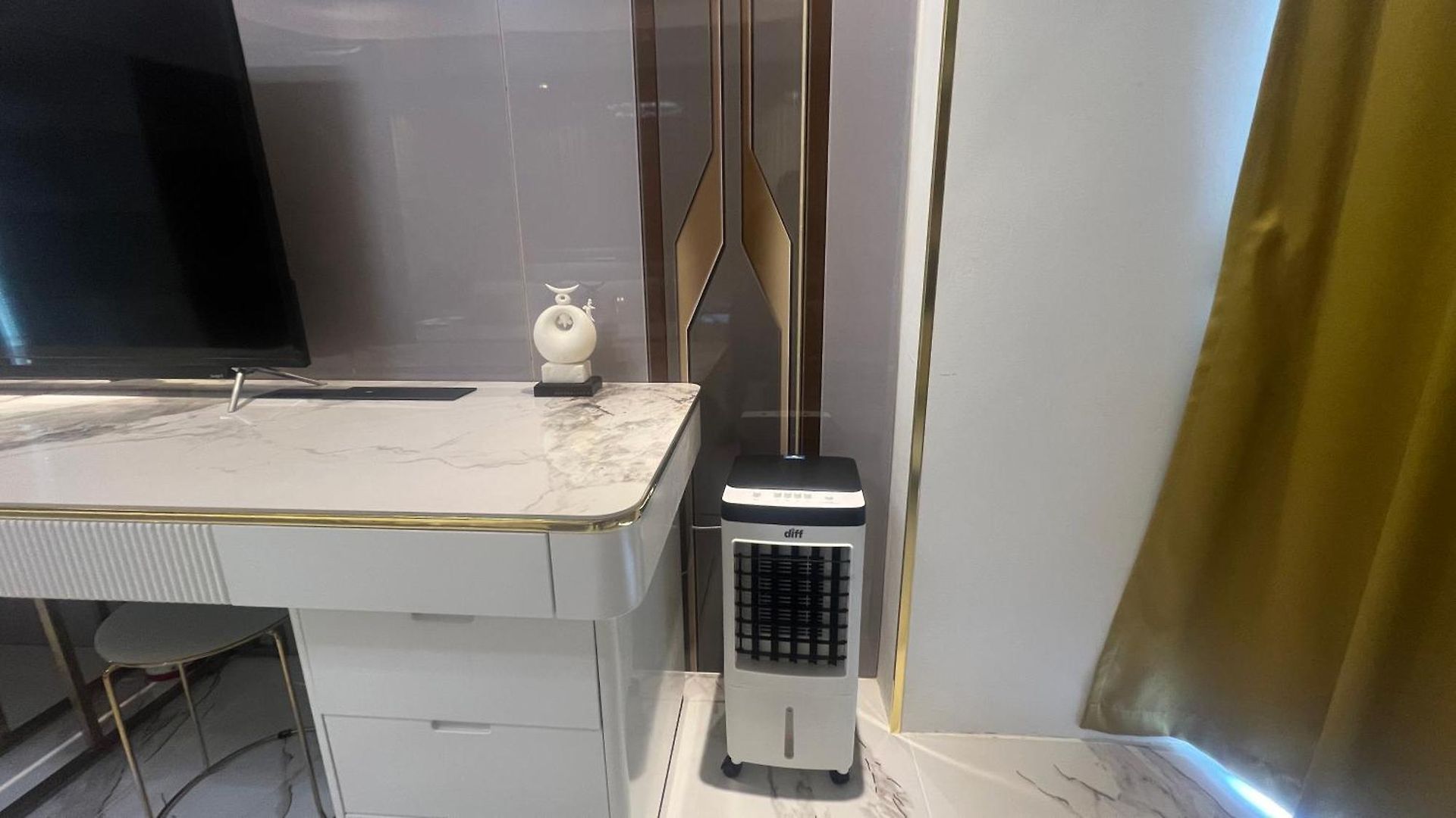 芭提雅中天维塔拉奢华黄金风格酒店公寓中天汽车站旁边 *