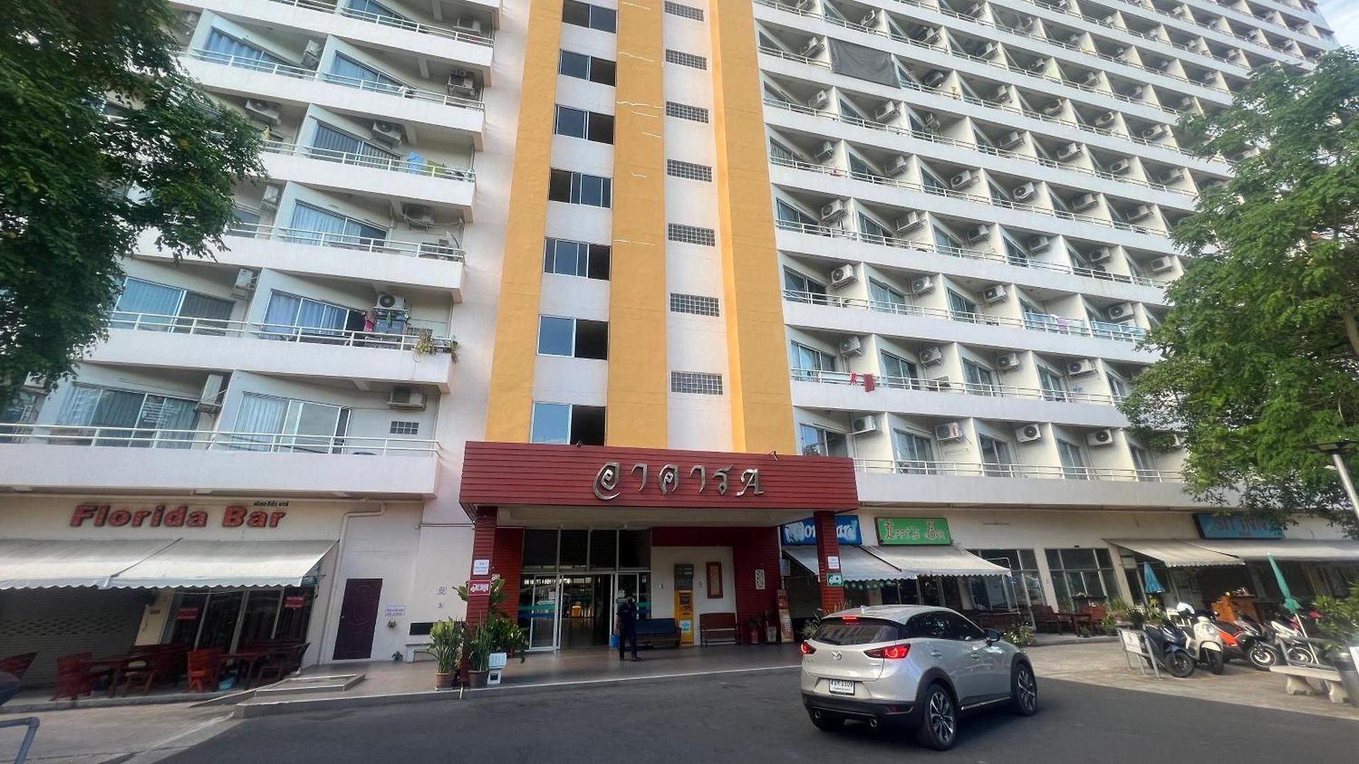 芭提雅中天维塔拉奢华黄金风格酒店公寓中天汽车站旁边 *