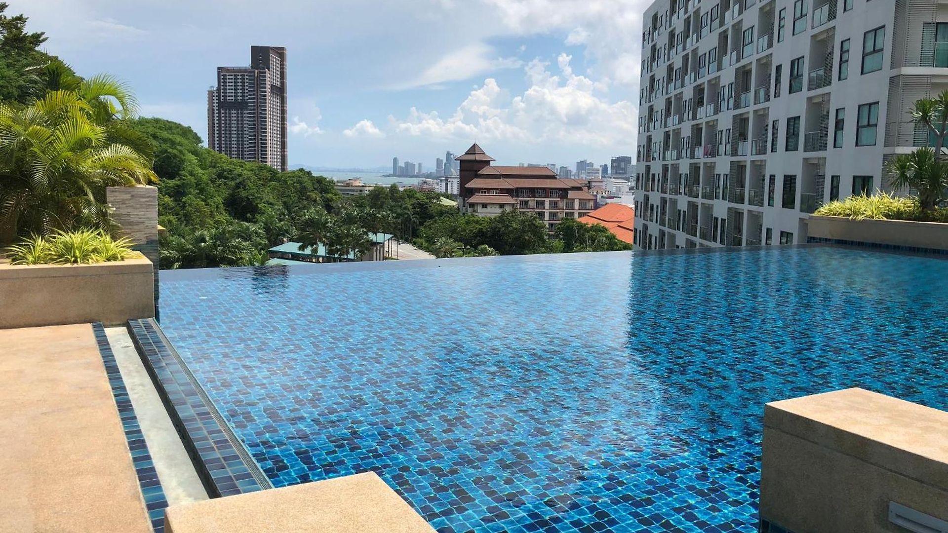 อพาร์ทเม้น The Axis Pattayaใจกลางเมืองวิวทะเลภูเขา