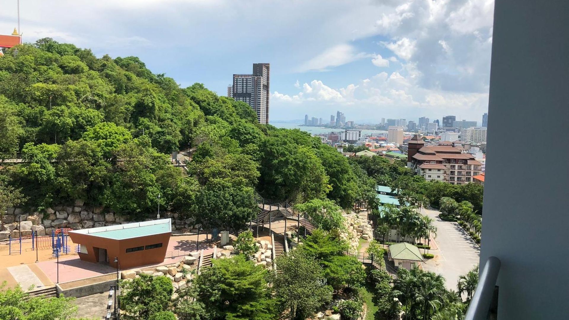 The Axis Pattayaใจกลางเมืองวิวทะเลภูเขา อพาร์ทเม้น Pattaya
