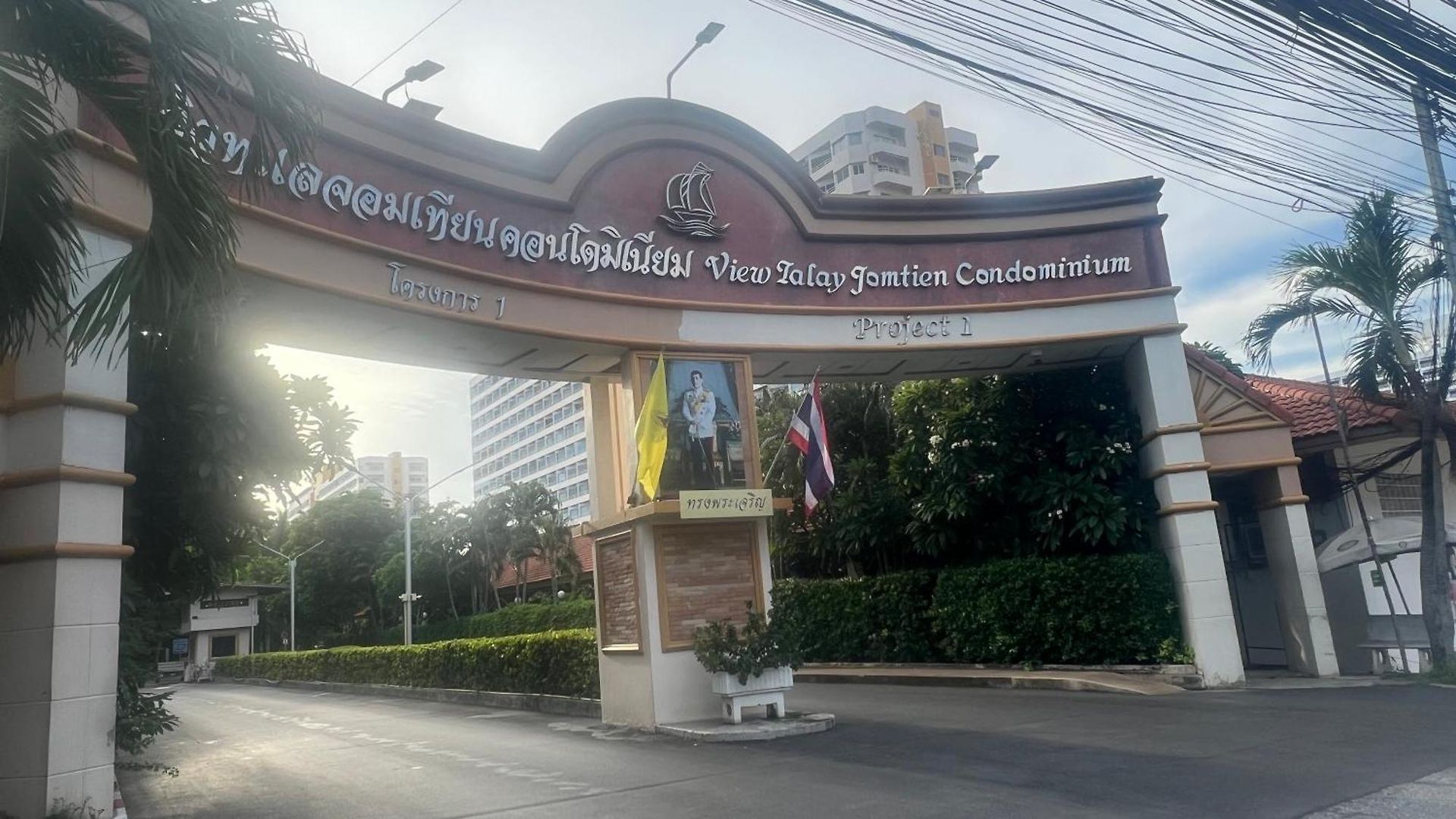 芭提雅中天维塔拉奢华黄金风格酒店公寓中天汽车站旁边 *
