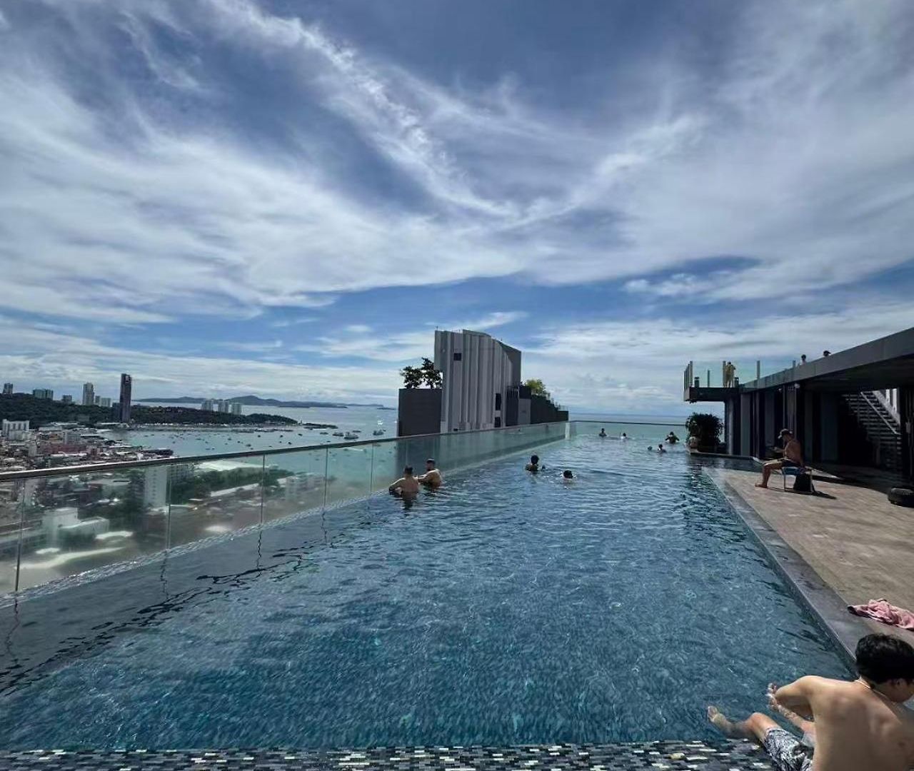 芭提雅中心地区 The Base 高档公寓酒店 * Pattaya