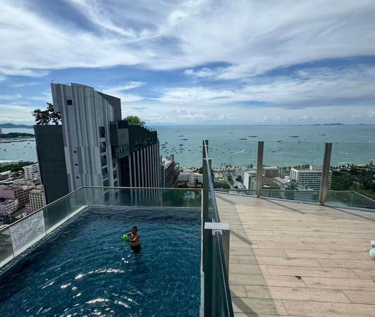 อพาร์ทเม้น 芭提雅中心地区 The Base 高档公寓酒店