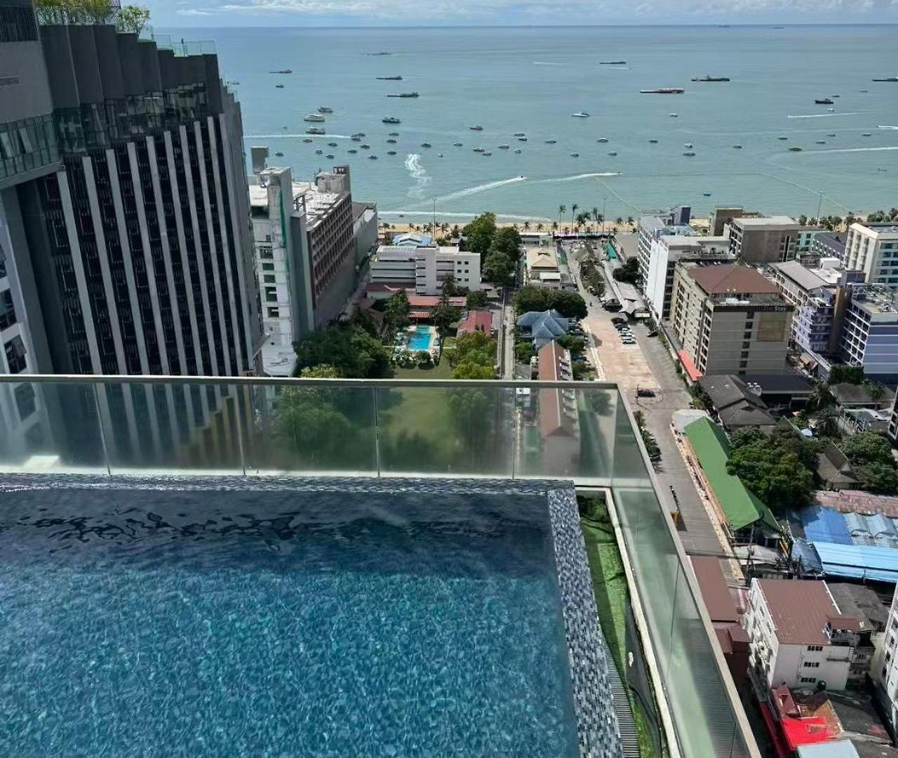 芭提雅中心地区 The Base 高档公寓酒店 *