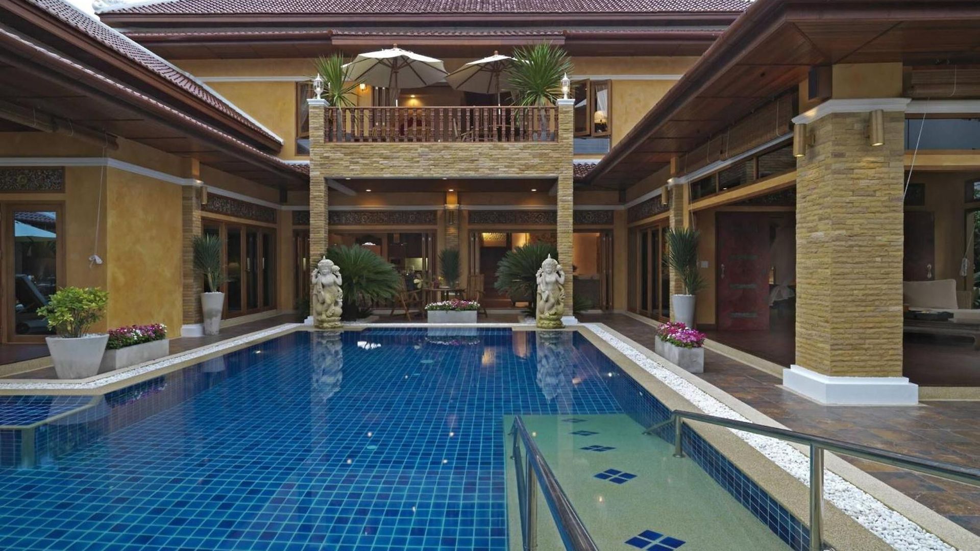 Exclusive Balinese Pool In วิลล่า Pattaya