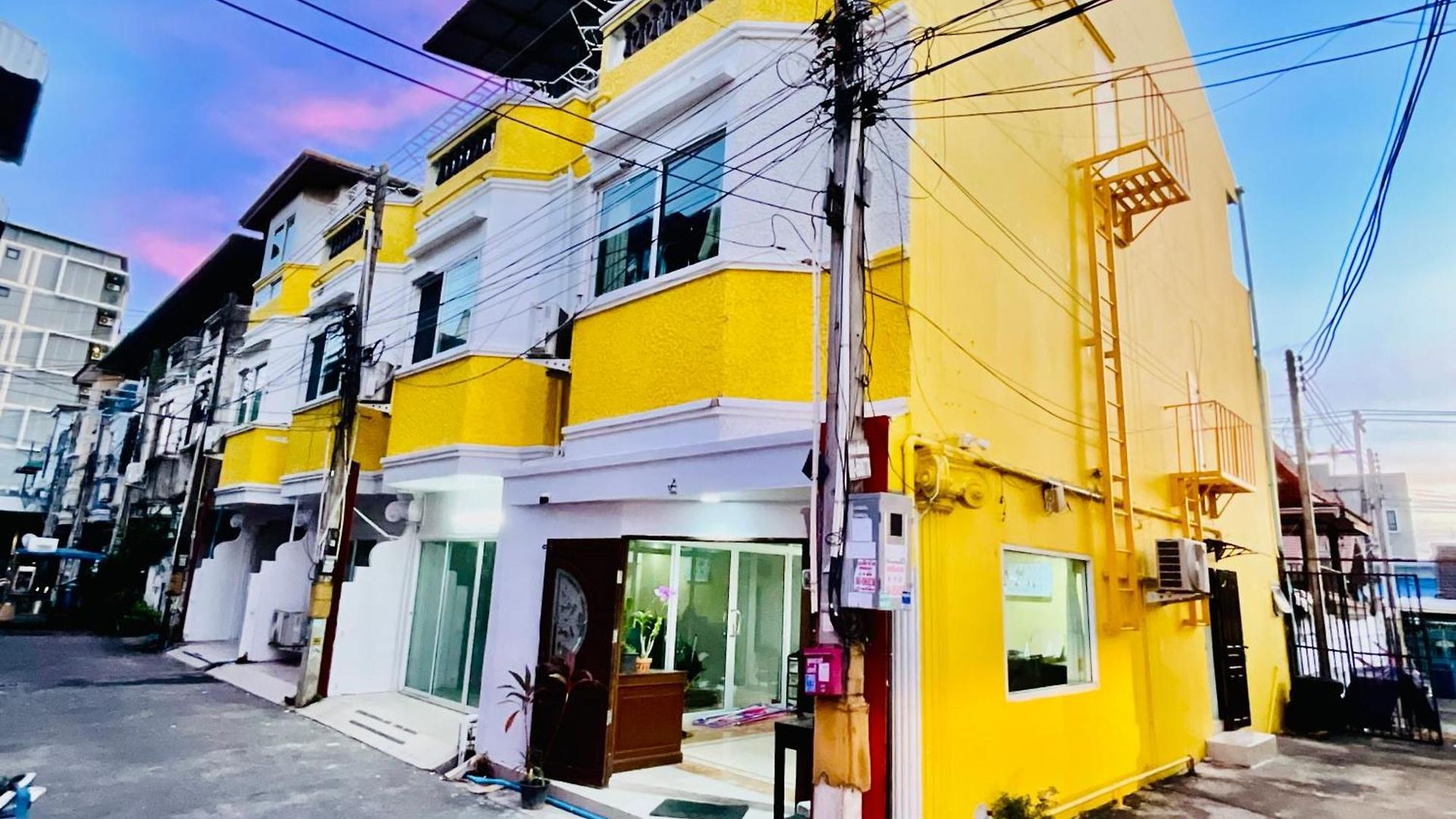 Farang House 3*