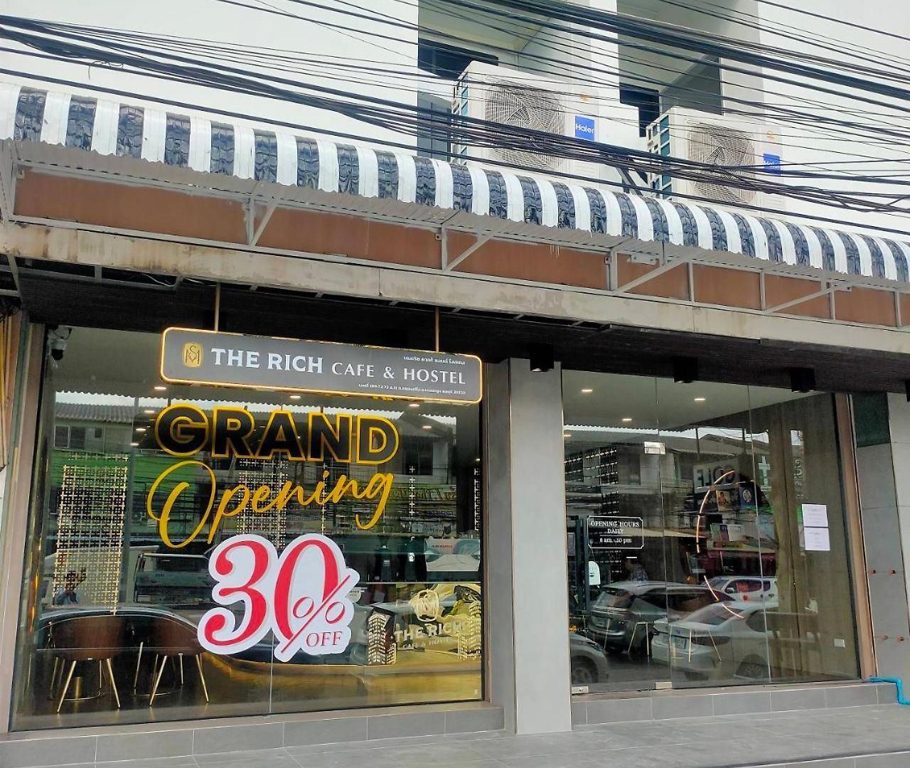 The Rich Cafe & โรงแรมแคปซูล 3*