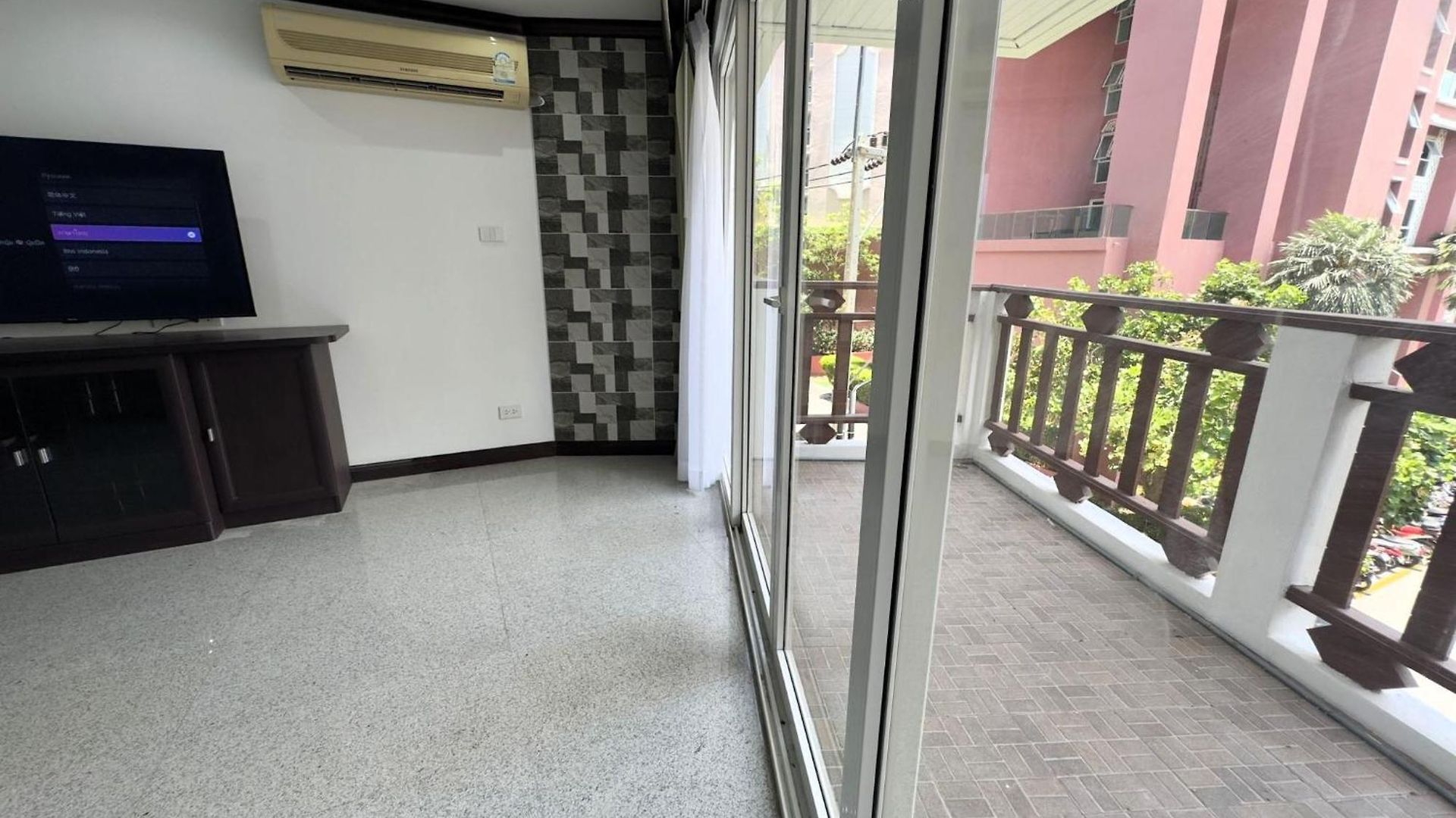Spacious 2br - 3 Balconies Views *
