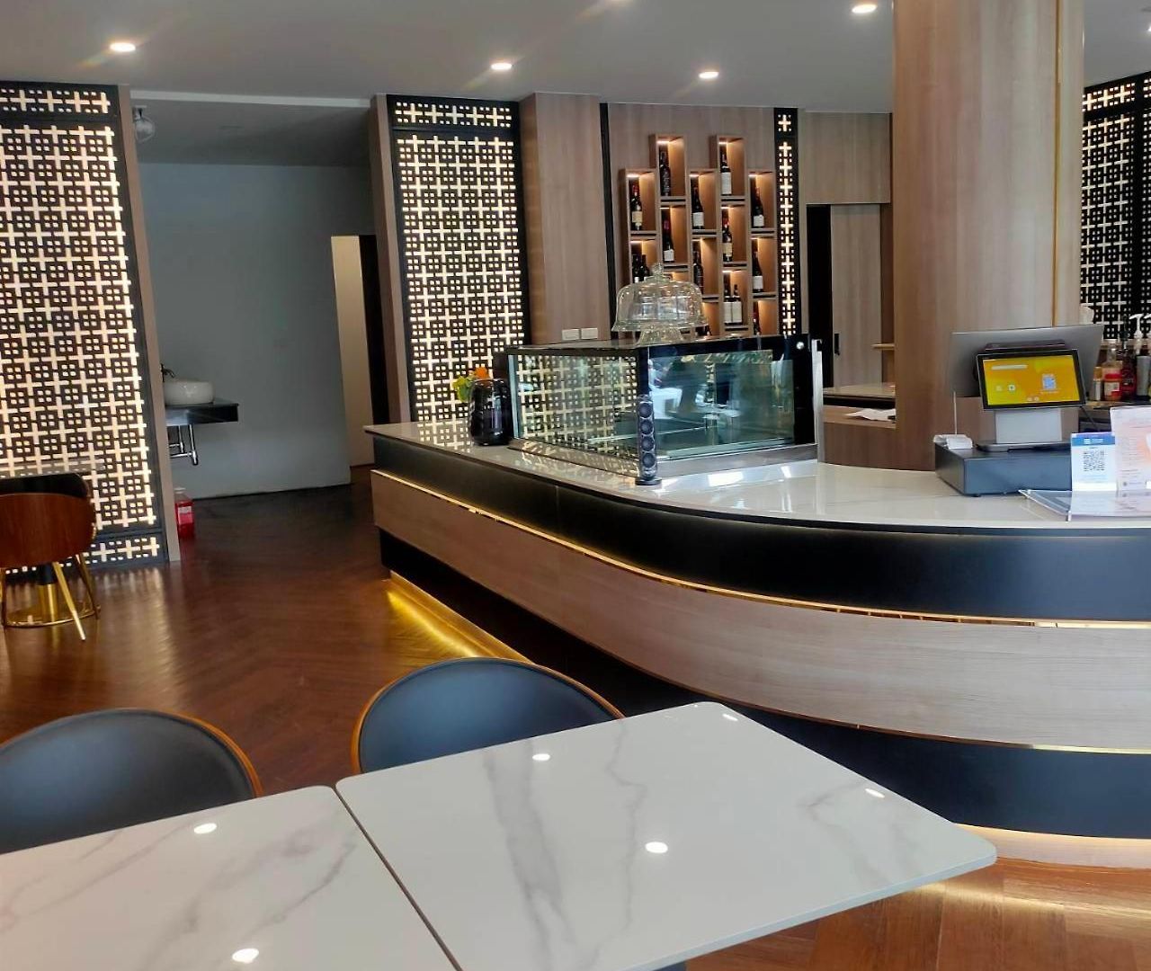 โรงแรมแคปซูล The Rich Cafe &