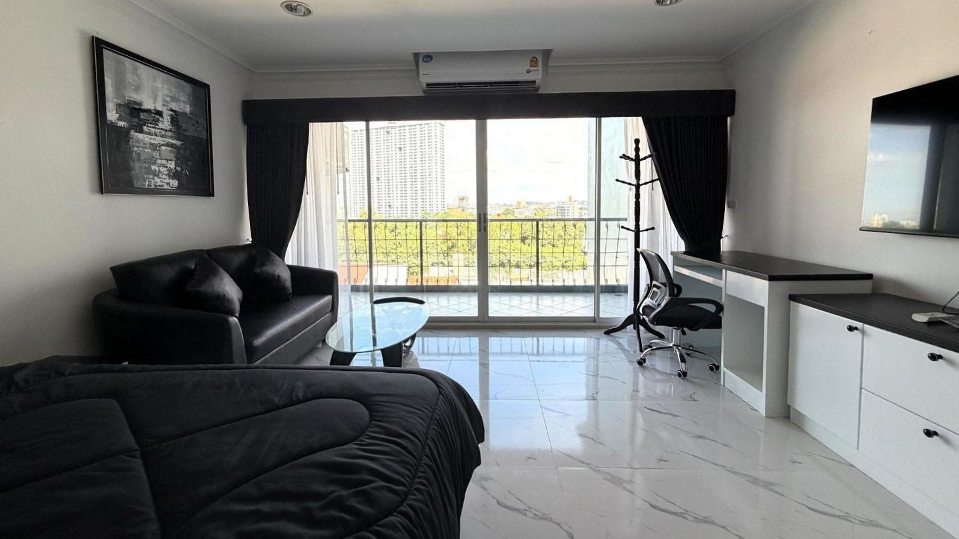 1-bedroom Pool-view With Large Balcony - Jomtien *