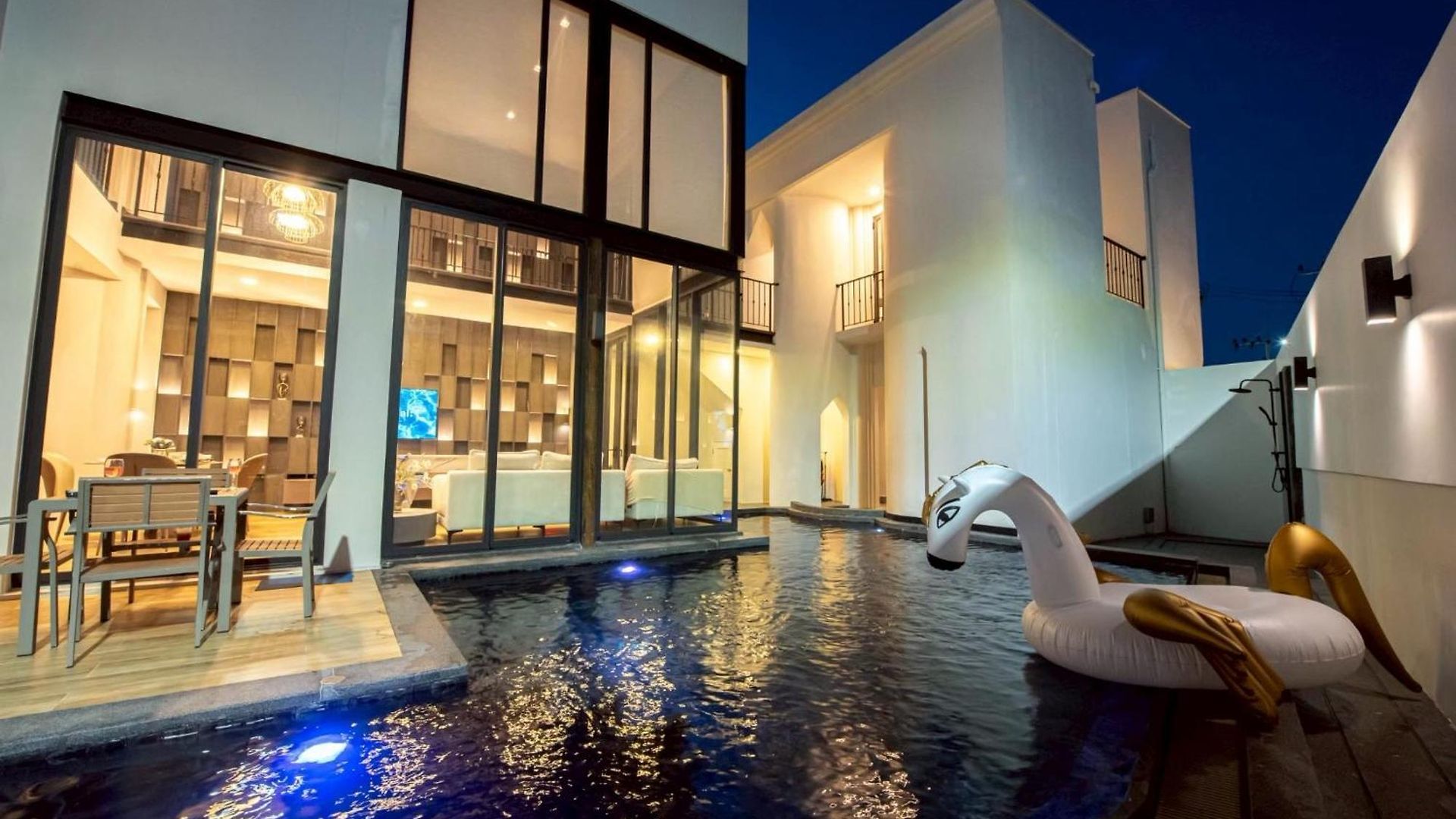 Maya Pool Inara วิลล่า *