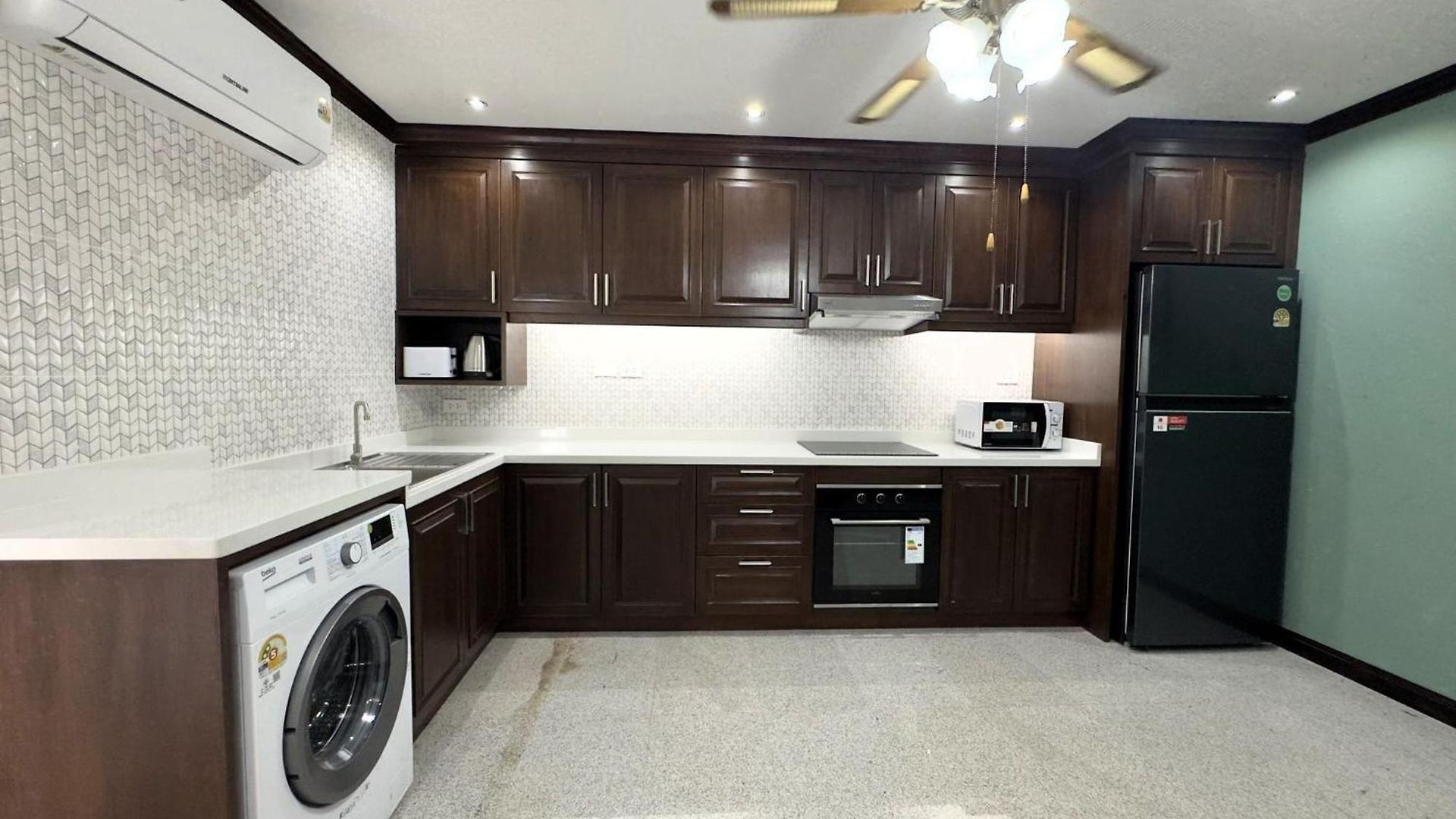 Spacious 2br - 3 Balconies Views *