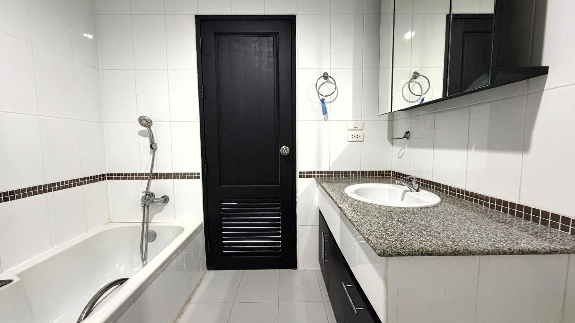 1-bedroom Pool-view With Large Balcony - Jomtien