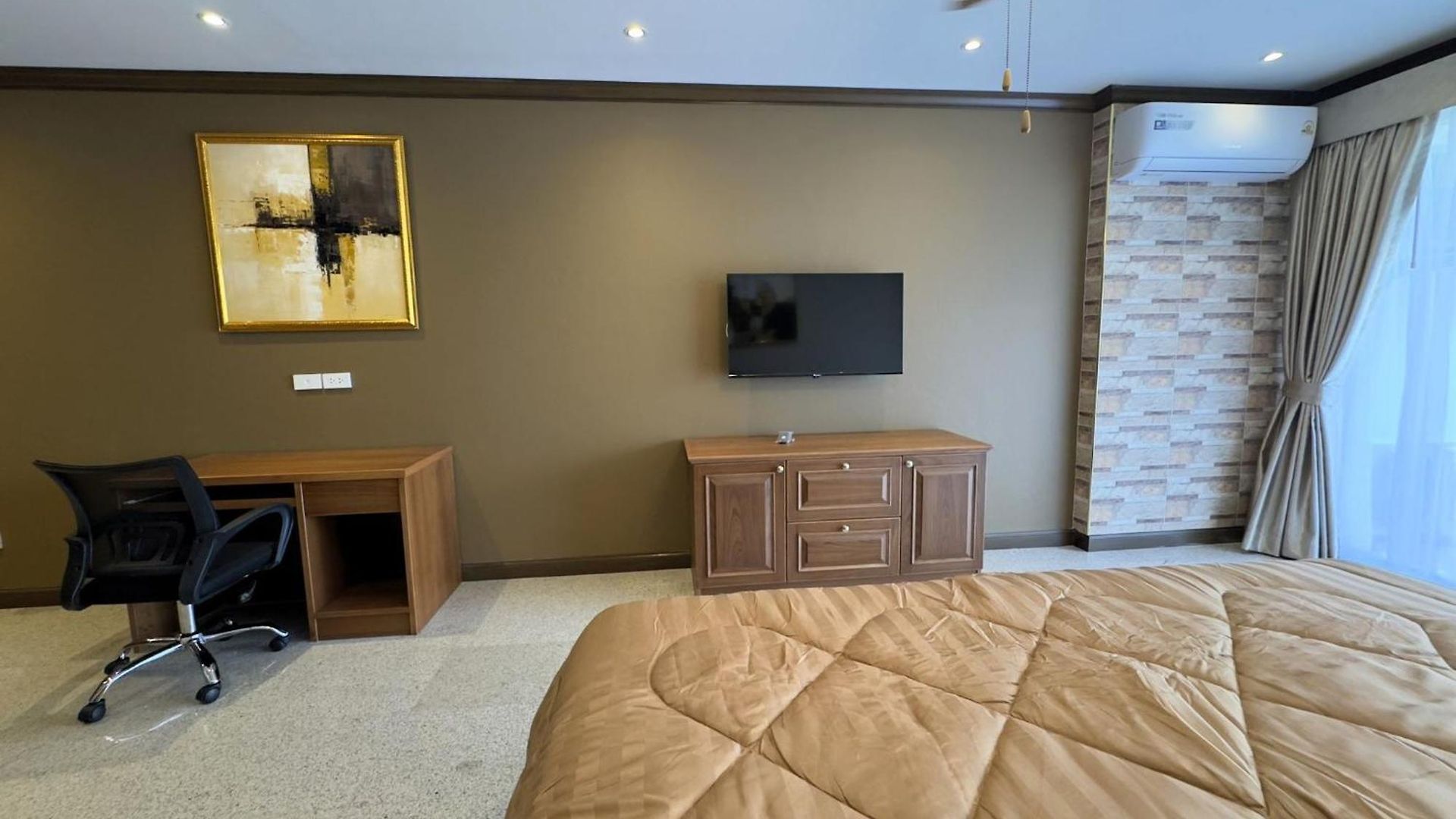 Spacious 2br Corner - Garden View Balcony - Royal Hill วันหยุดที่บ้าน *