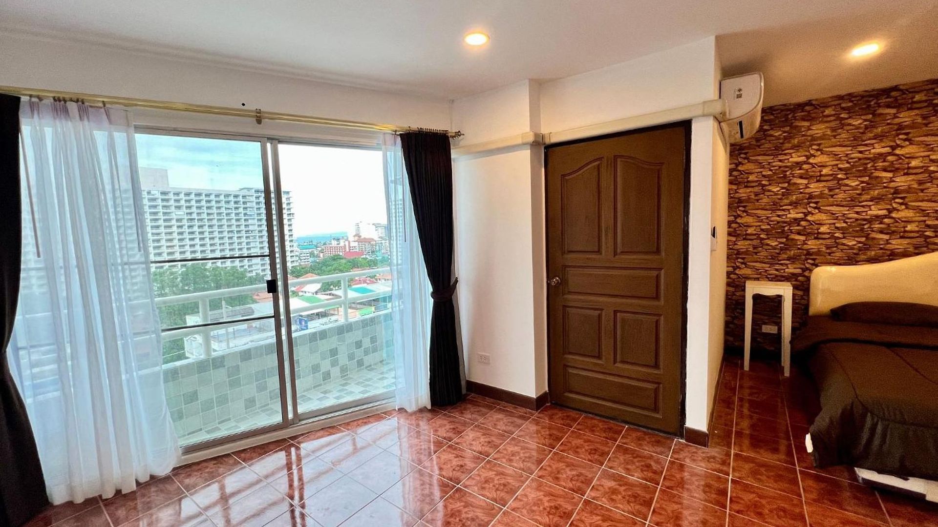 Stylish 1br Sea-view - 2 Balconies - View Talay 1 Jomtien *
