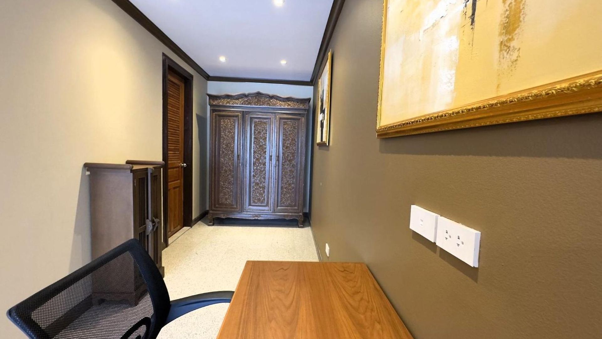 วันหยุดที่บ้าน Spacious 2br Corner - Garden View Balcony - Royal Hill Pattaya