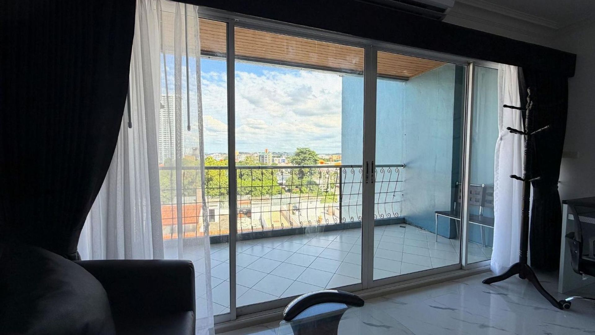 วันหยุดที่บ้าน 1-bedroom Pool-view With Large Balcony - Jomtien