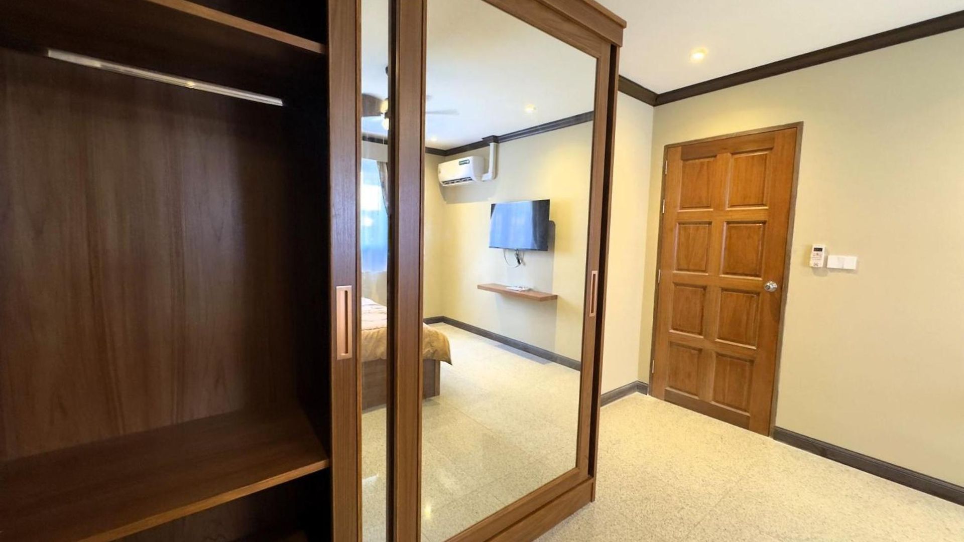 Spacious 2br Corner - Garden View Balcony - Royal Hill วันหยุดที่บ้าน Pattaya