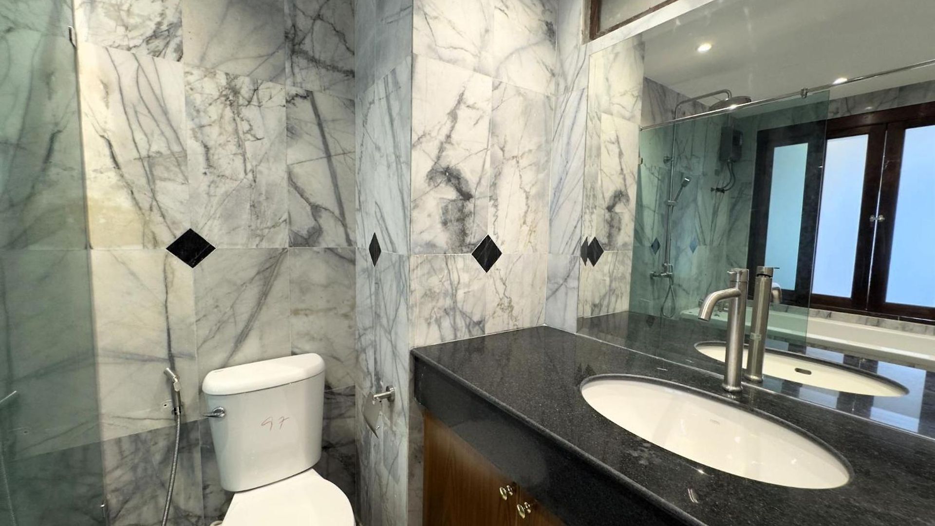 วันหยุดที่บ้าน Spacious 2br Corner - Garden View Balcony - Royal Hill Pattaya