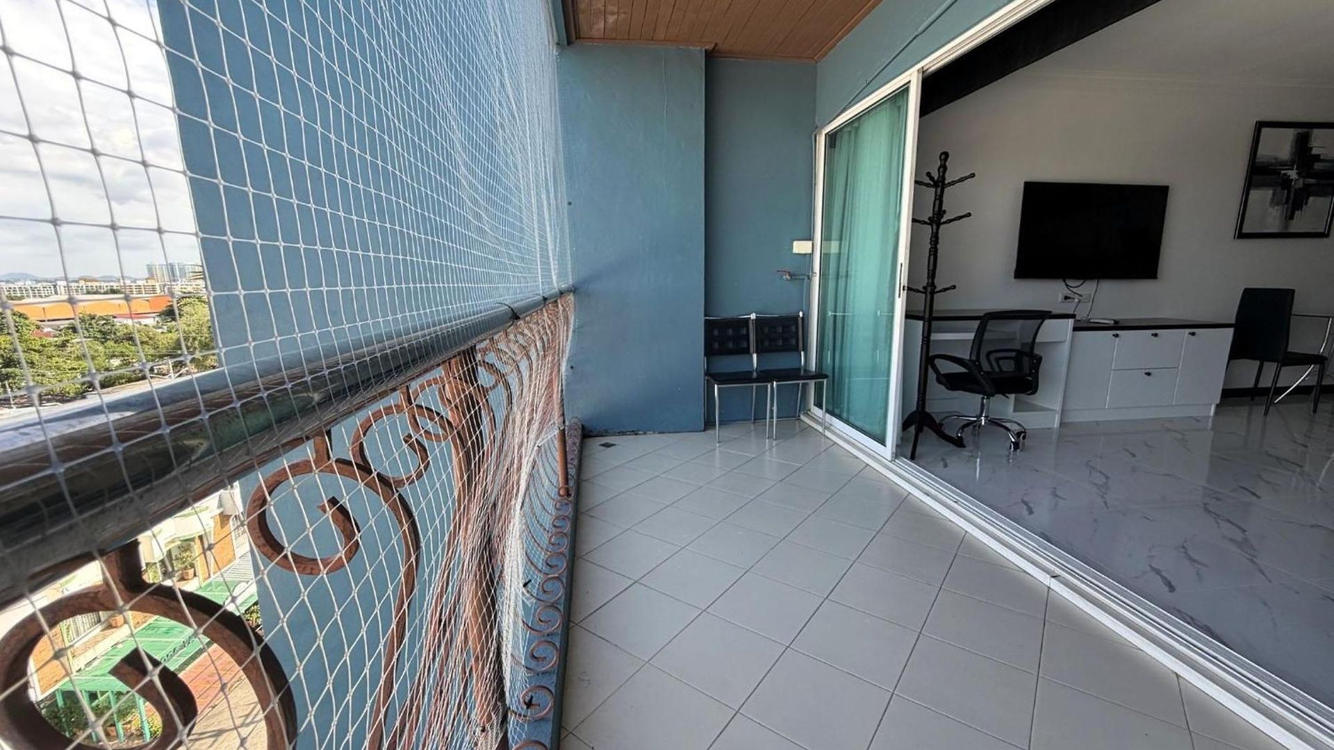 1-bedroom Pool-view With Large Balcony - Jomtien